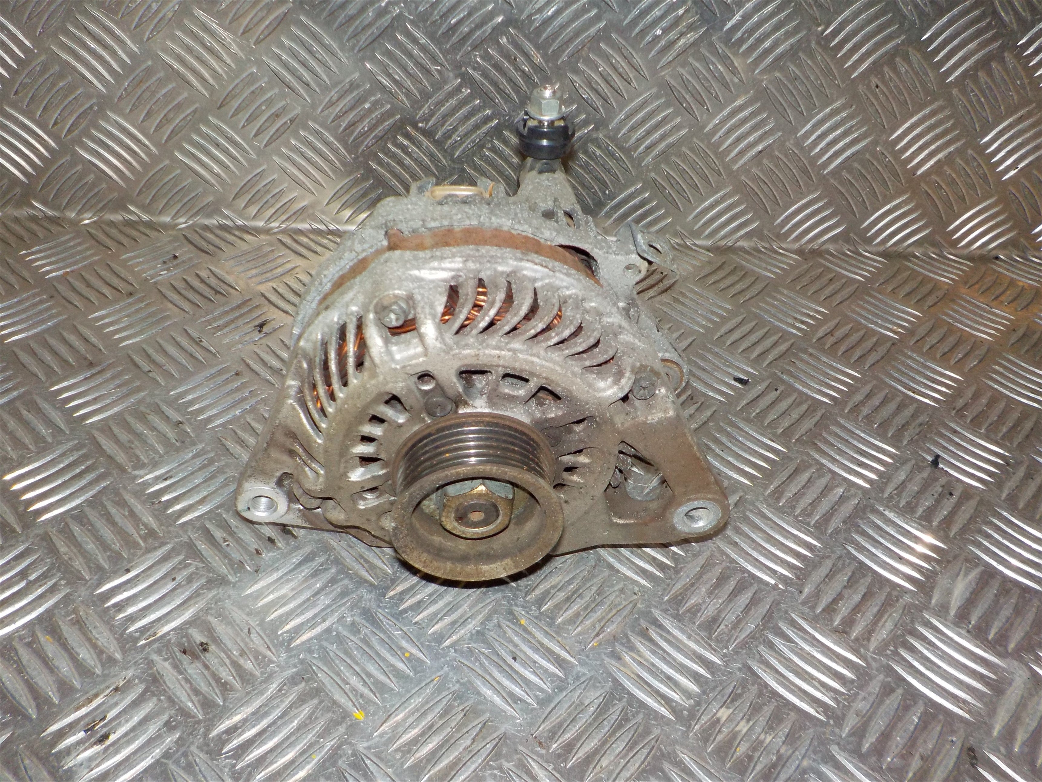 Mazda 2 De Generator Med OEM Nr. A2TG1391 Fra Mazda Ophugger