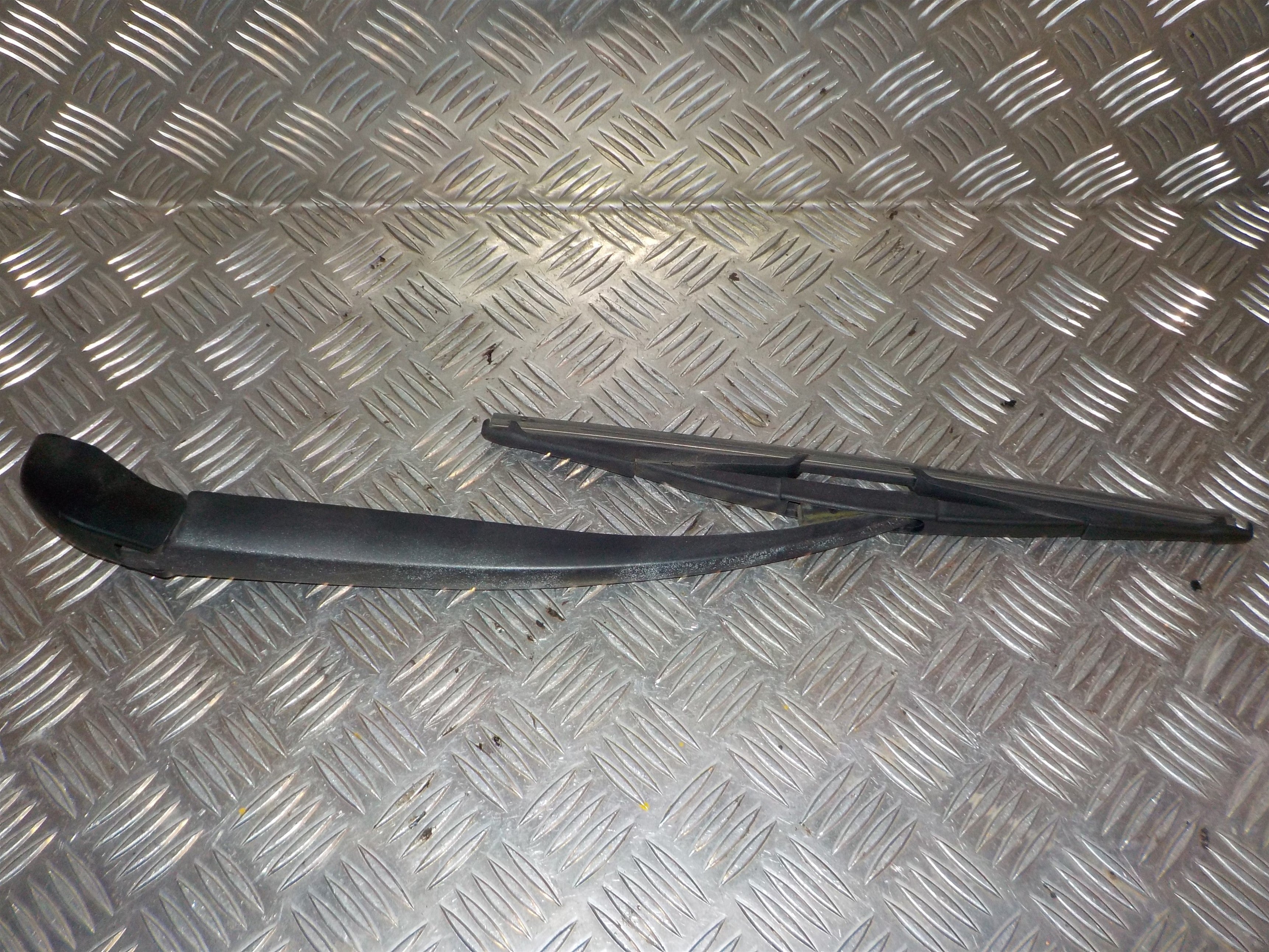 Mazda 2 De Viskerarm Med OEM Nr. Ophugger Fra Mazda Ophugger