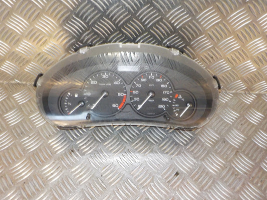 Peugeot 206 Speedometer - Instrument Med OEM Nr. T1/21KJA Fra Peugeot Ophugger