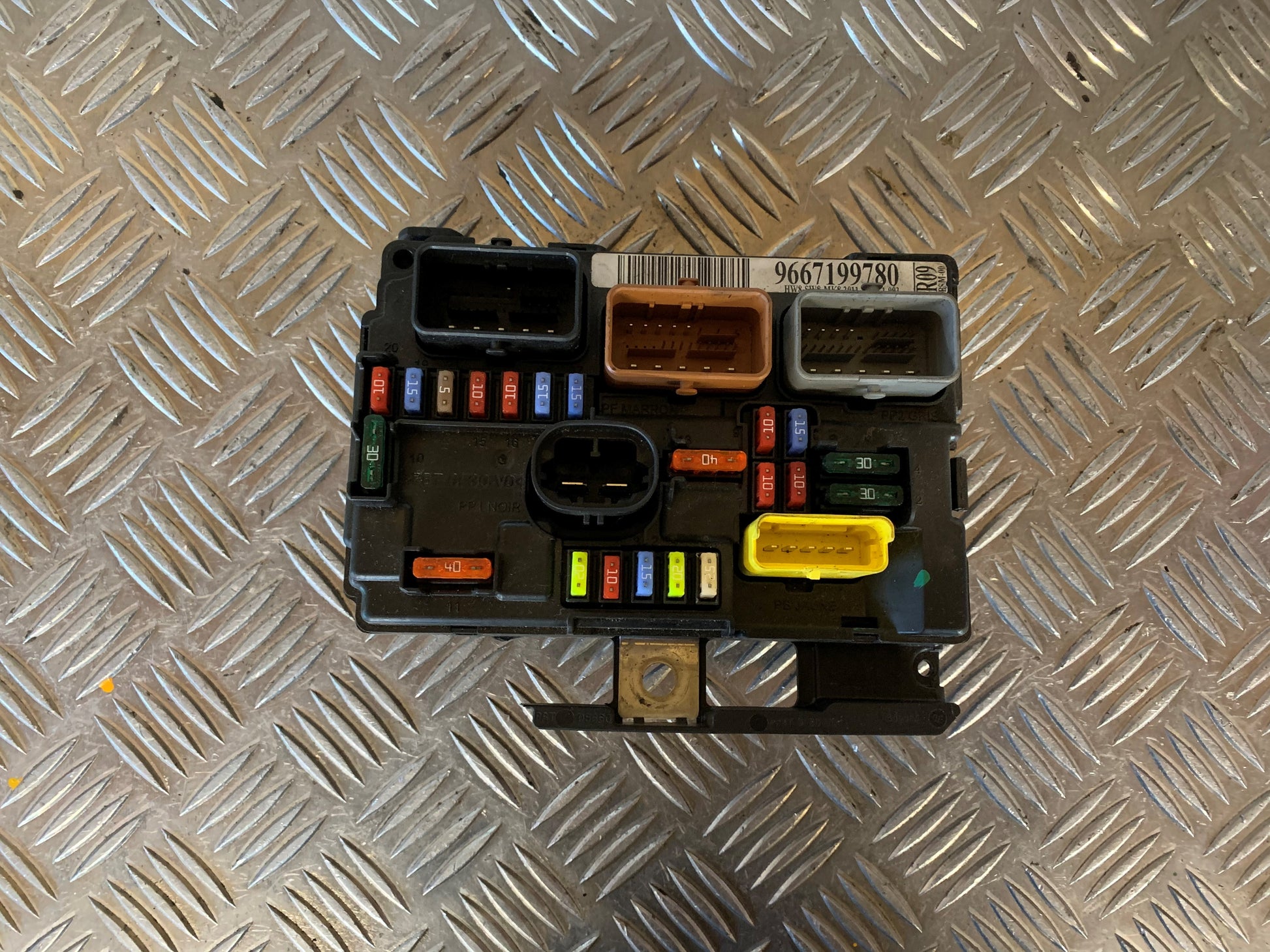 Peugeot 207 Sikringsboks Med OEM Nr. 9667199780 Fra Peugeot Ophugger