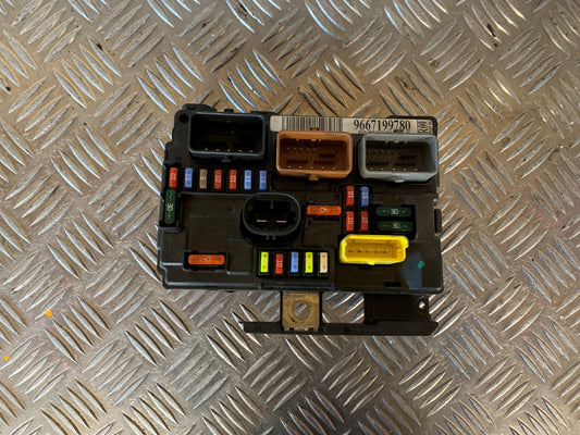 Peugeot 207 Sikringsboks Med OEM Nr. 9667199780 Fra Peugeot Ophugger