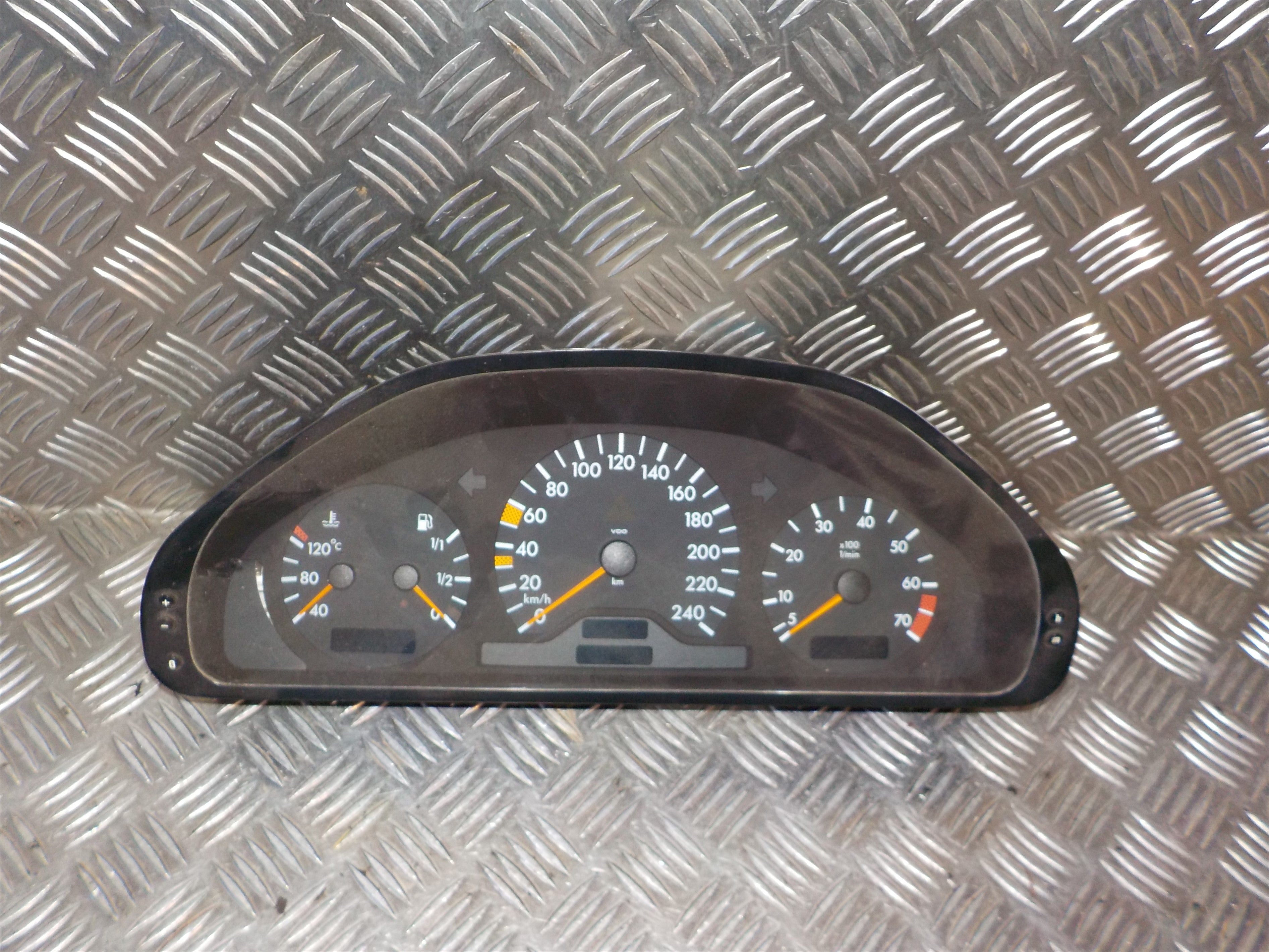 Mercedes C 180-280 W202 Speedometer - Instrument Med OEM Nr. 2025401648 Fra Mercedes Ophugger