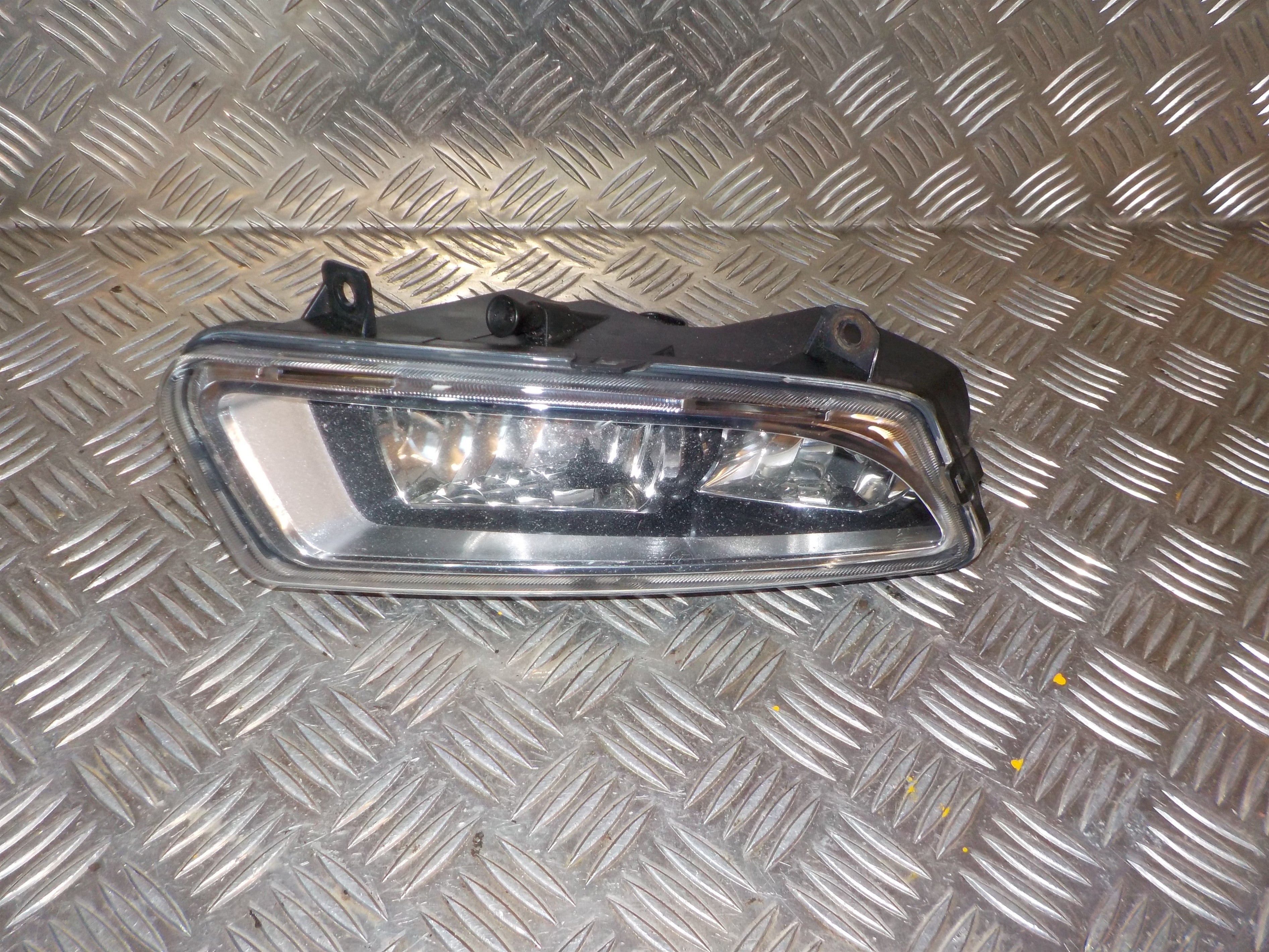 VW Polo 6R Tågelygte For Med OEM Nr. 6R0941062B Fra VW Ophugger
