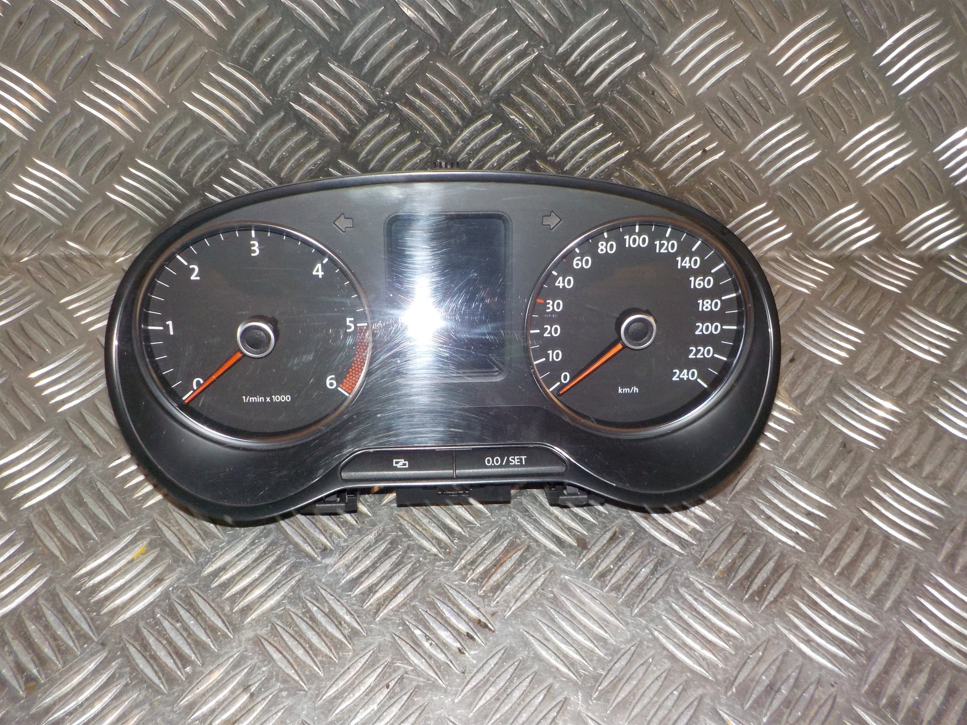 VW Polo 6R Speedometer - Instrument Med OEM Nr. 6R0920861F Fra VW Ophugger