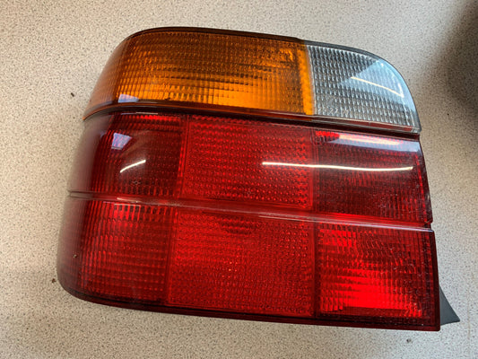 BMW 3-Serie E36 Baglygte Med OEM Nr. 8357869 Fra BMW Ophugger