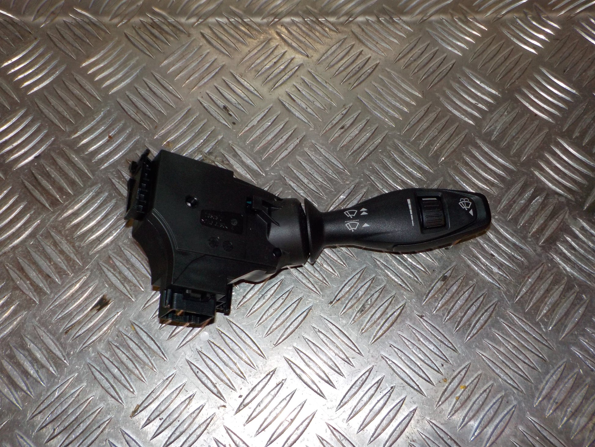 Ford Fiesta 7 Kontakt Visker Med OEM Nr. 8A6T17A553AC Fra Ford Ophugger