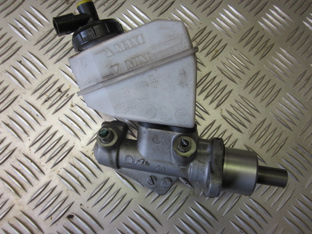 Renault Clio 3 Bremsehovedcylinder Med OEM Nr. Ophugger Fra Renault Ophugger
