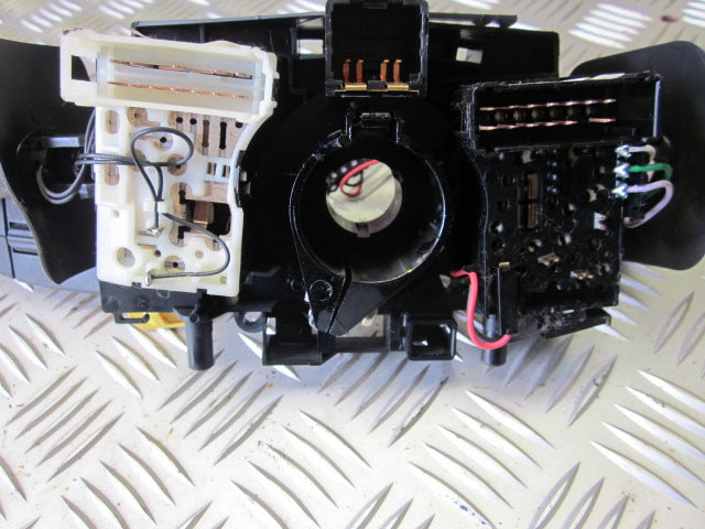 Renault Clio 3 Kontakt Combi Med OEM Nr. 8200634238 Fra Renault Ophugger