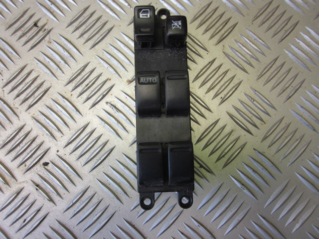 Nissan Almera N16 Kontakt Rudehejs Med OEM Nr. 25401BU815 Fra Nissan Ophugger
