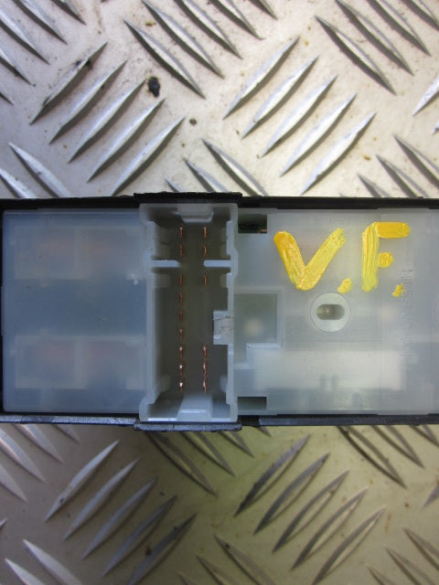 Nissan Almera N16 Kontakt Rudehejs Med OEM Nr. 25401BU815 Fra Nissan Ophugger