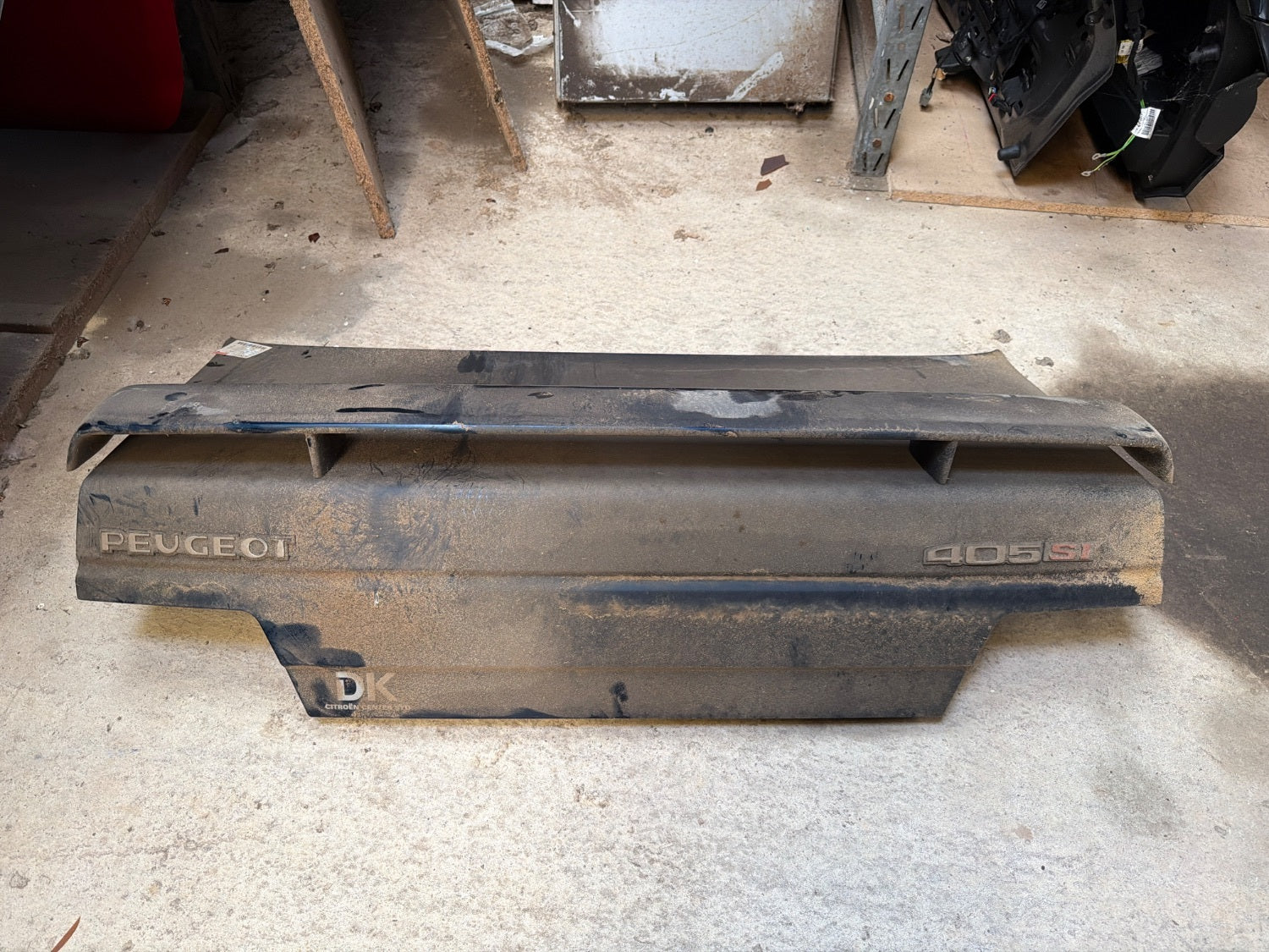 Peugeot 405 Bagklap Med OEM Nr. Ophugger Fra Peugeot Ophugger