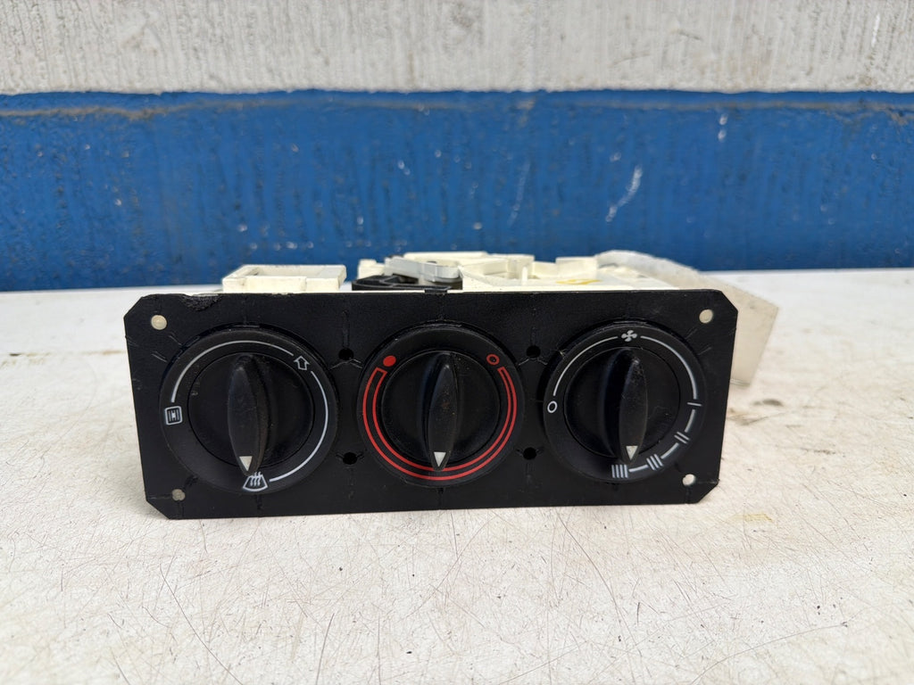 Audi A4 Varmeregulering Med OEM Nr. Ophugger Fra Audi Ophugger