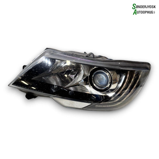 Skoda Superb Forlygte Med OEM Nr. 8U0941329 Fra Skoda Ophugger