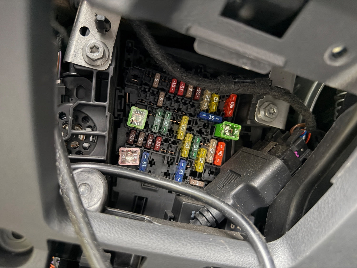 VW Golf Sportsvan Sikringsboks Med OEM Nr. 5Q0937615C Fra VW Ophugger