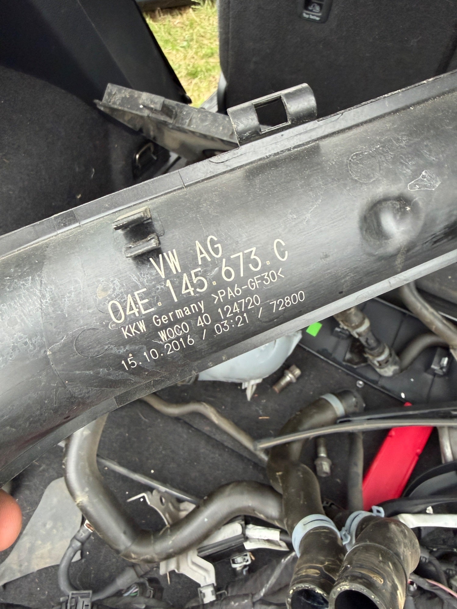 VW Golf Sportsvan Turbo/Intercool. Slanger Med OEM Nr. 04E145673C Fra VW Ophugger