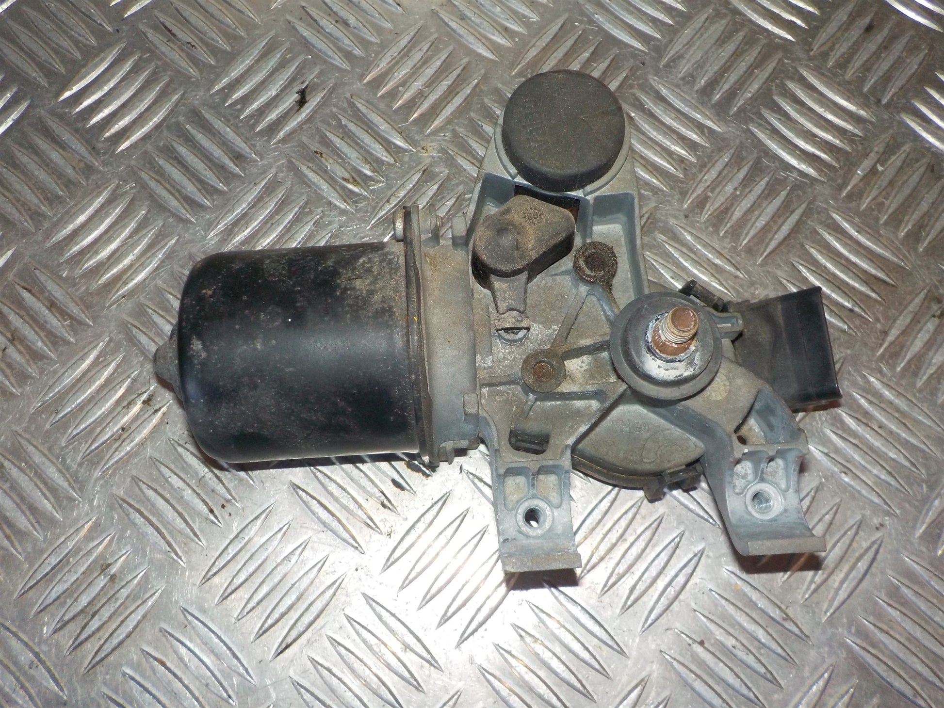 Toyota Aygo Viskermotor Med OEM Nr. 850100H010 Fra Toyota Ophugger