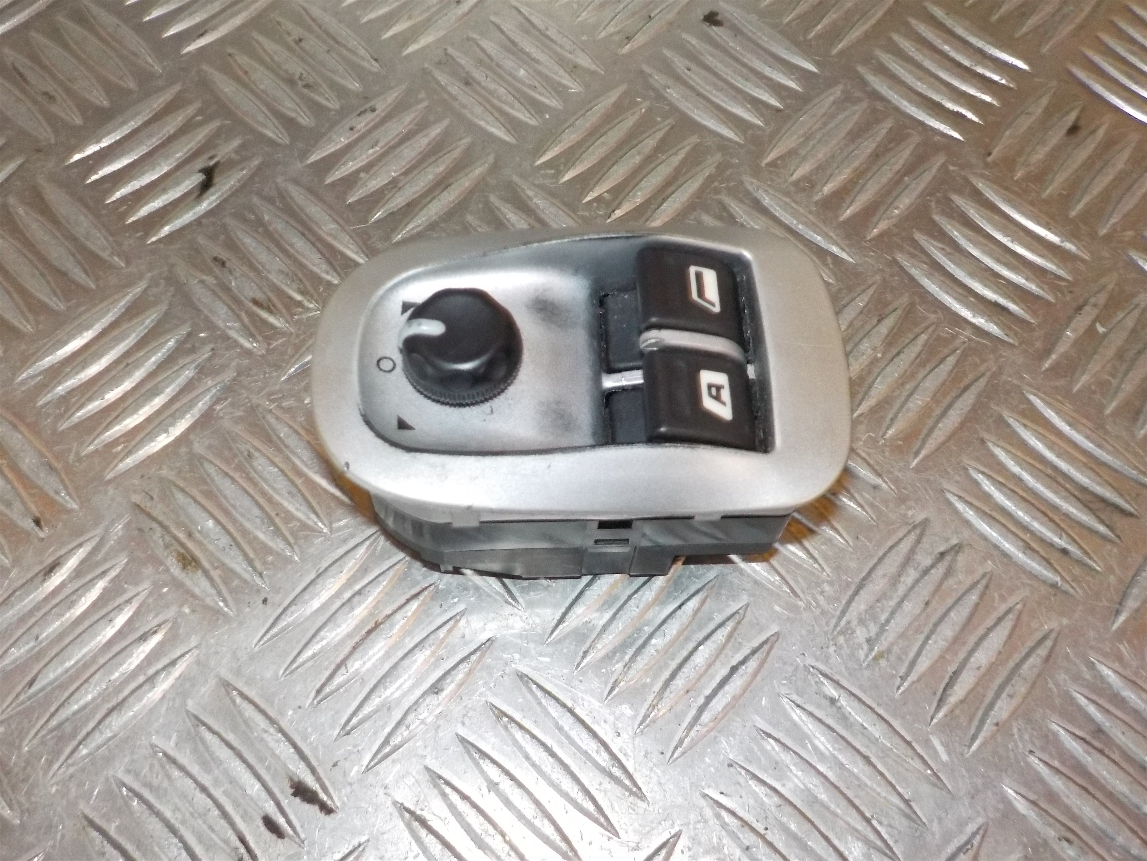 Peugeot 206+ Kontakt Rudehejs Med OEM Nr. 6490J0 Fra Peugeot Ophugger