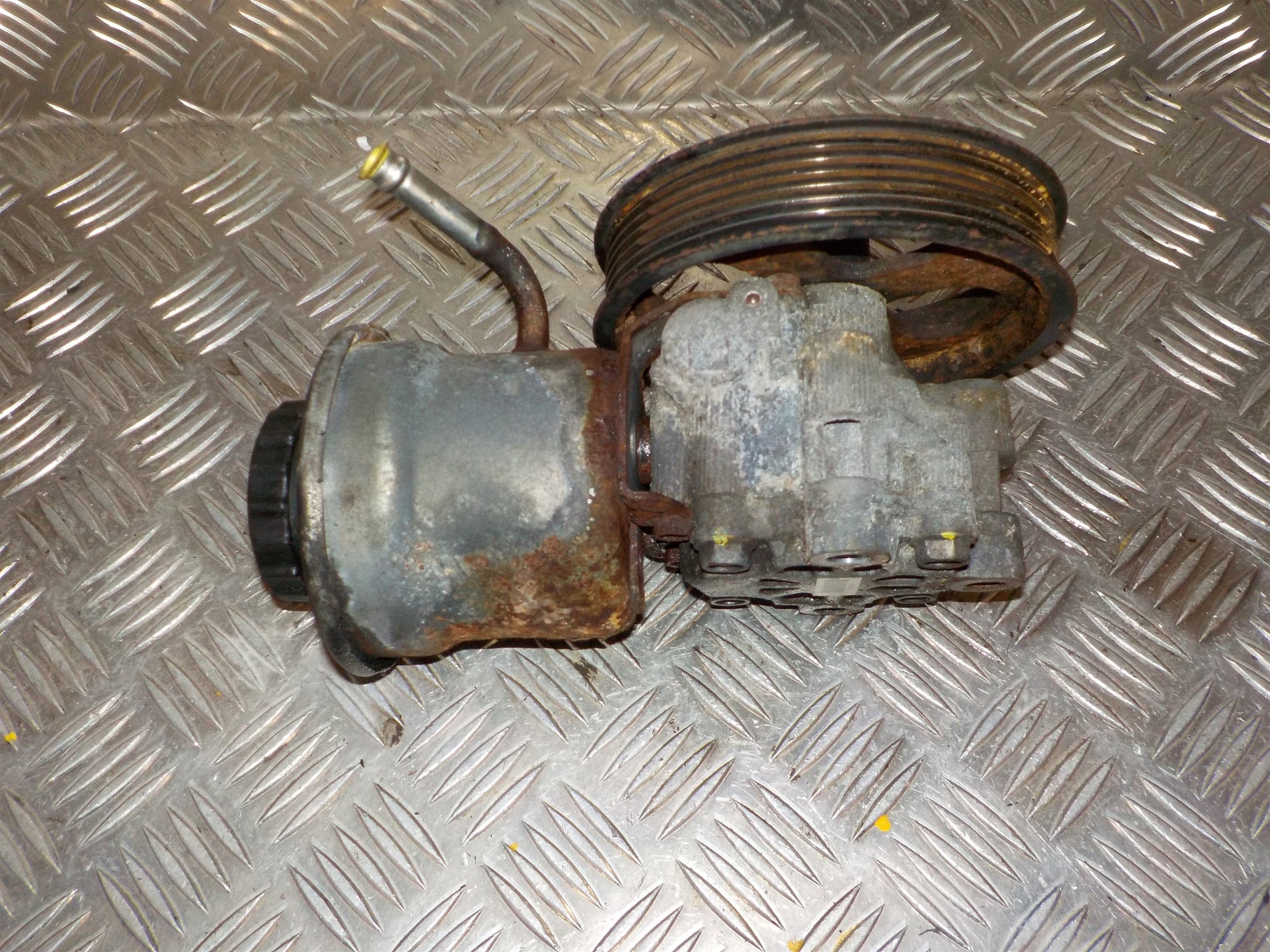 Toyota Corolla Verso Servopumpe Med OEM Nr. 4431005120 Fra Toyota Ophugger