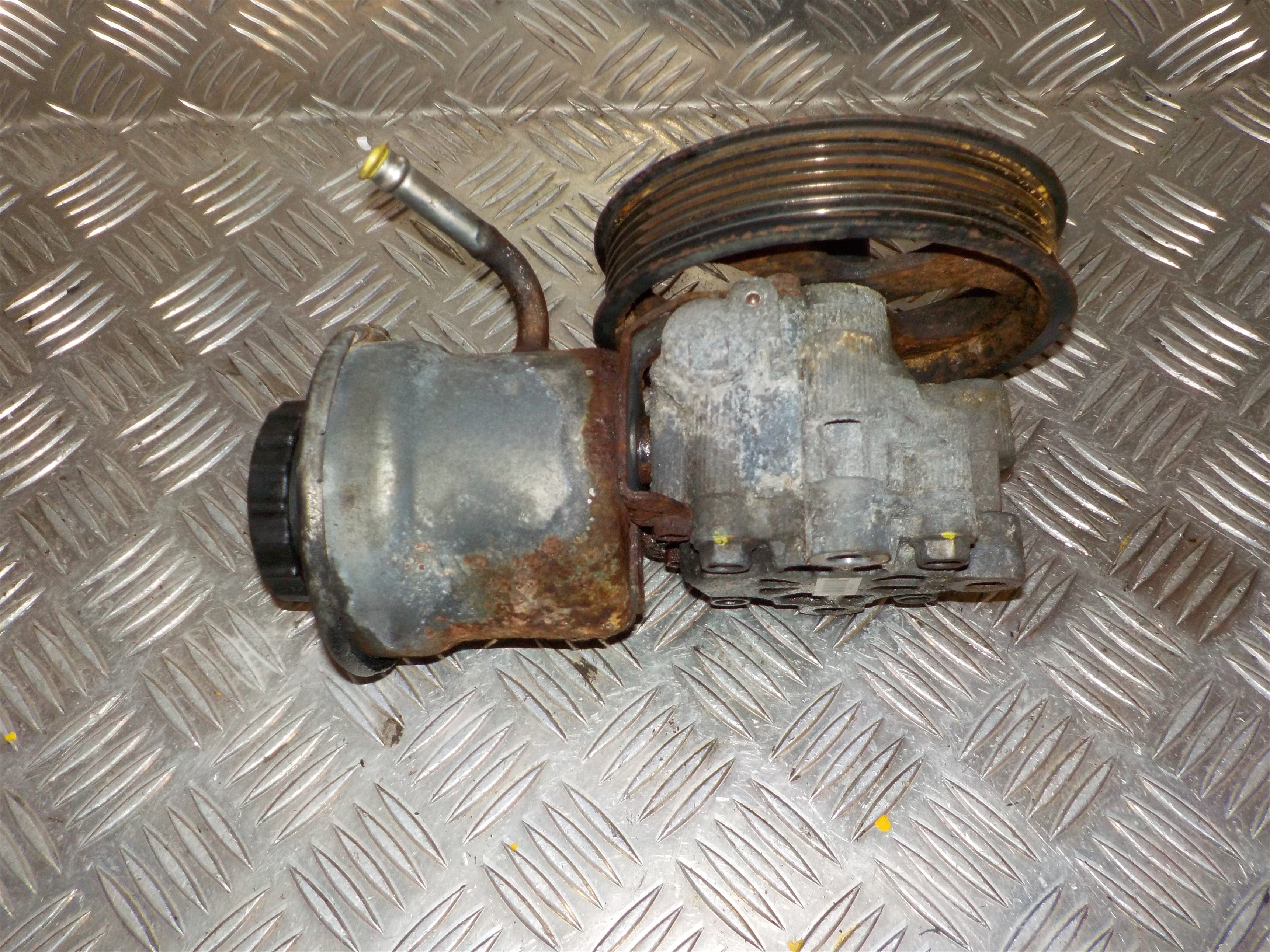 Toyota Corolla Verso Servopumpe Med OEM Nr. 4431005120 Fra Toyota Ophugger