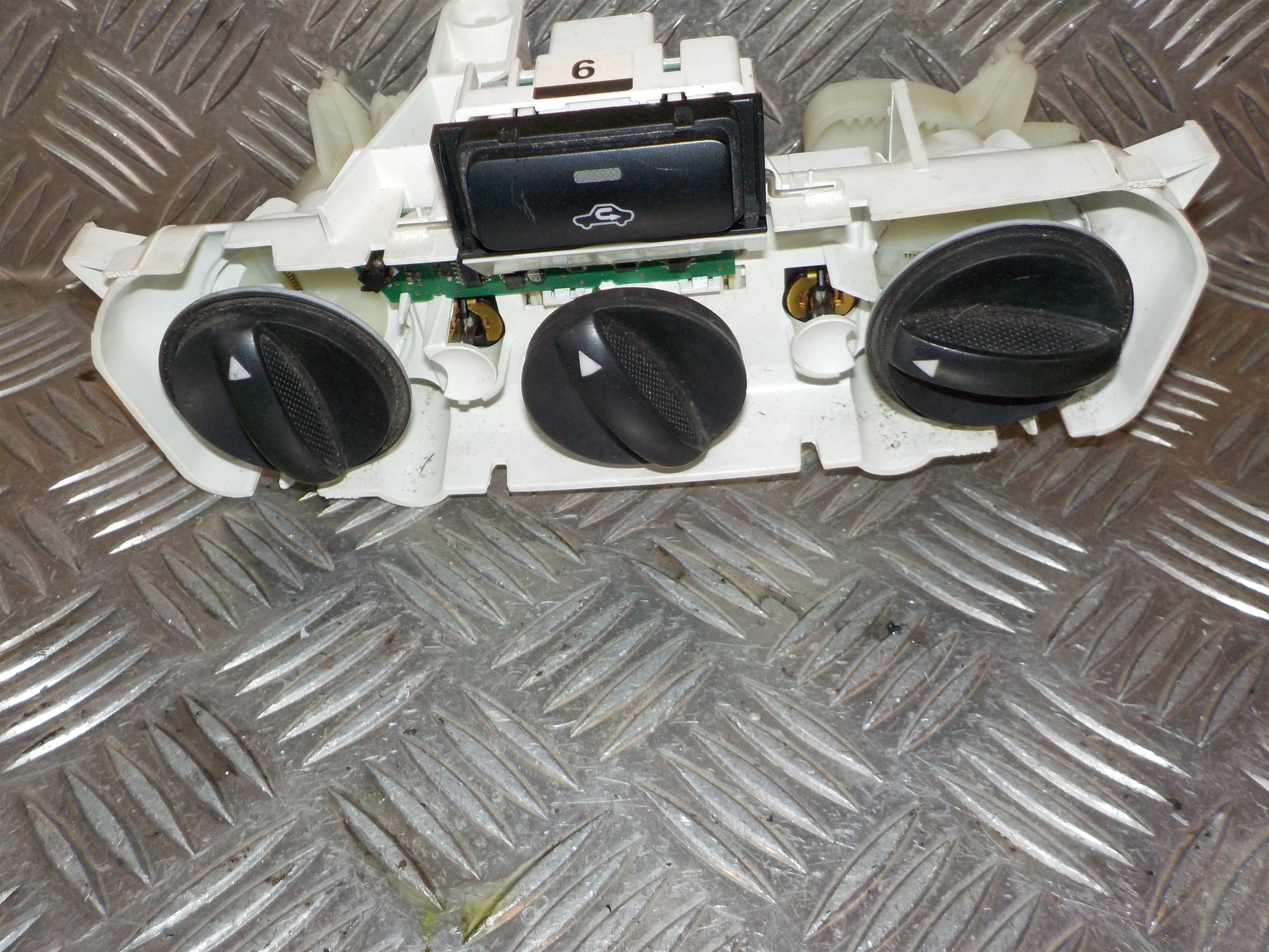 Toyota Corolla Verso Varmeregulering Med OEM Nr. 559000F011 Fra Toyota Ophugger
