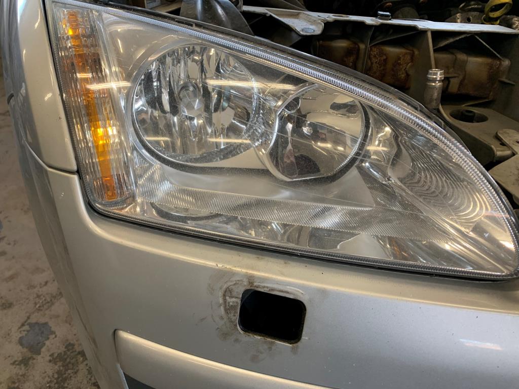 Ford Focus Forlygte Med OEM Nr. 1480979 Fra Ford Ophugger