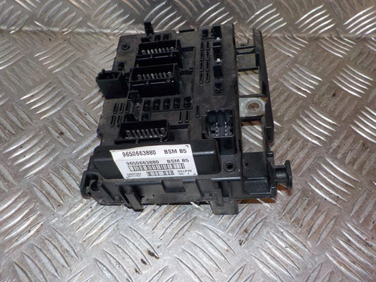 Peugeot 307 Sikringsboks Med OEM Nr. 6500Y1	 Fra Peugeot Ophugger