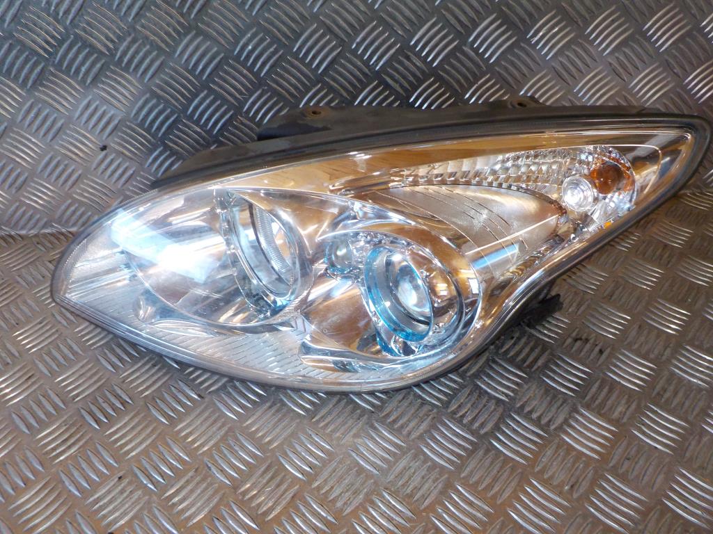 Hyundai I30 Km Forlygte Med OEM Nr. 921012L020 Fra Hyundai Ophugger