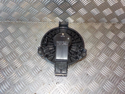 Toyota Yaris Varmeblæser Med OEM Nr. 871030D100 Fra Toyota Ophugger