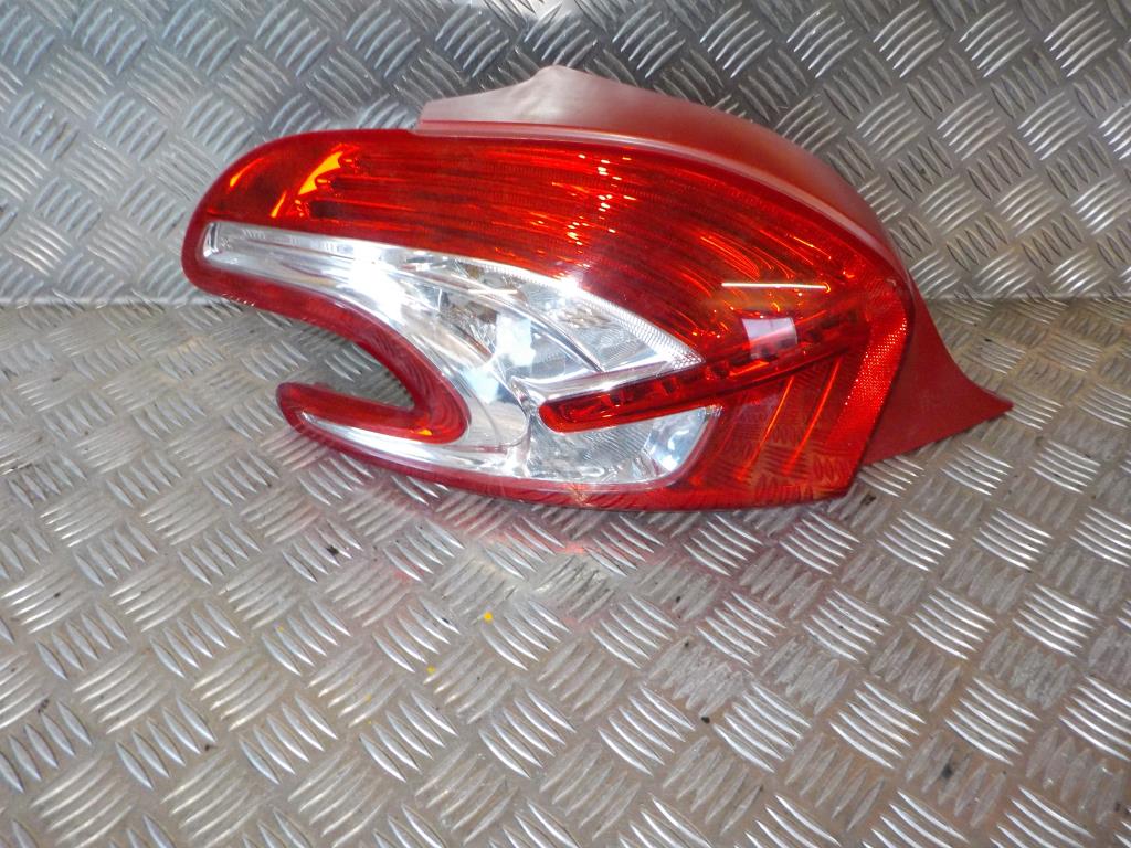 Peugeot 208 Baglygte Med OEM Nr. 9672628380 Fra Peugeot Ophugger