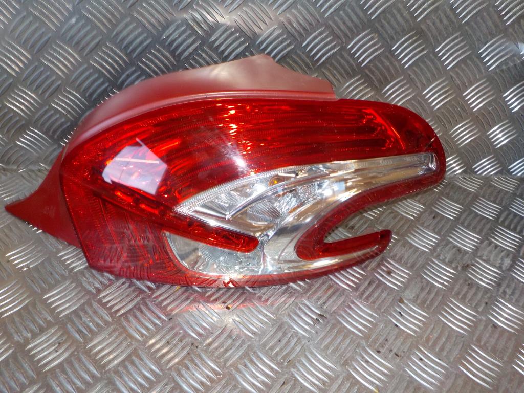 Peugeot 208 Baglygte Med OEM Nr. 9672628280 Fra Peugeot Ophugger