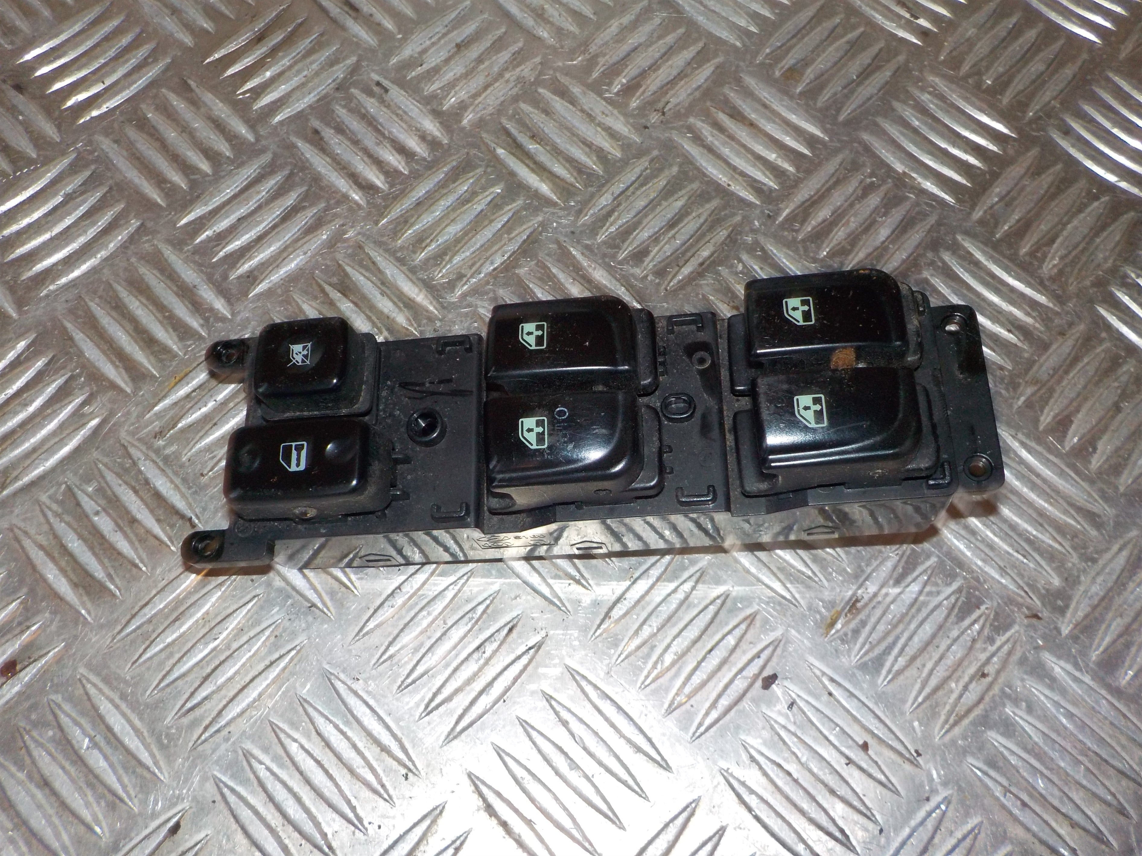 Hyundai Sonata Kontakt Rudehejs Med OEM Nr. 935703K010QS Fra Hyundai Ophugger