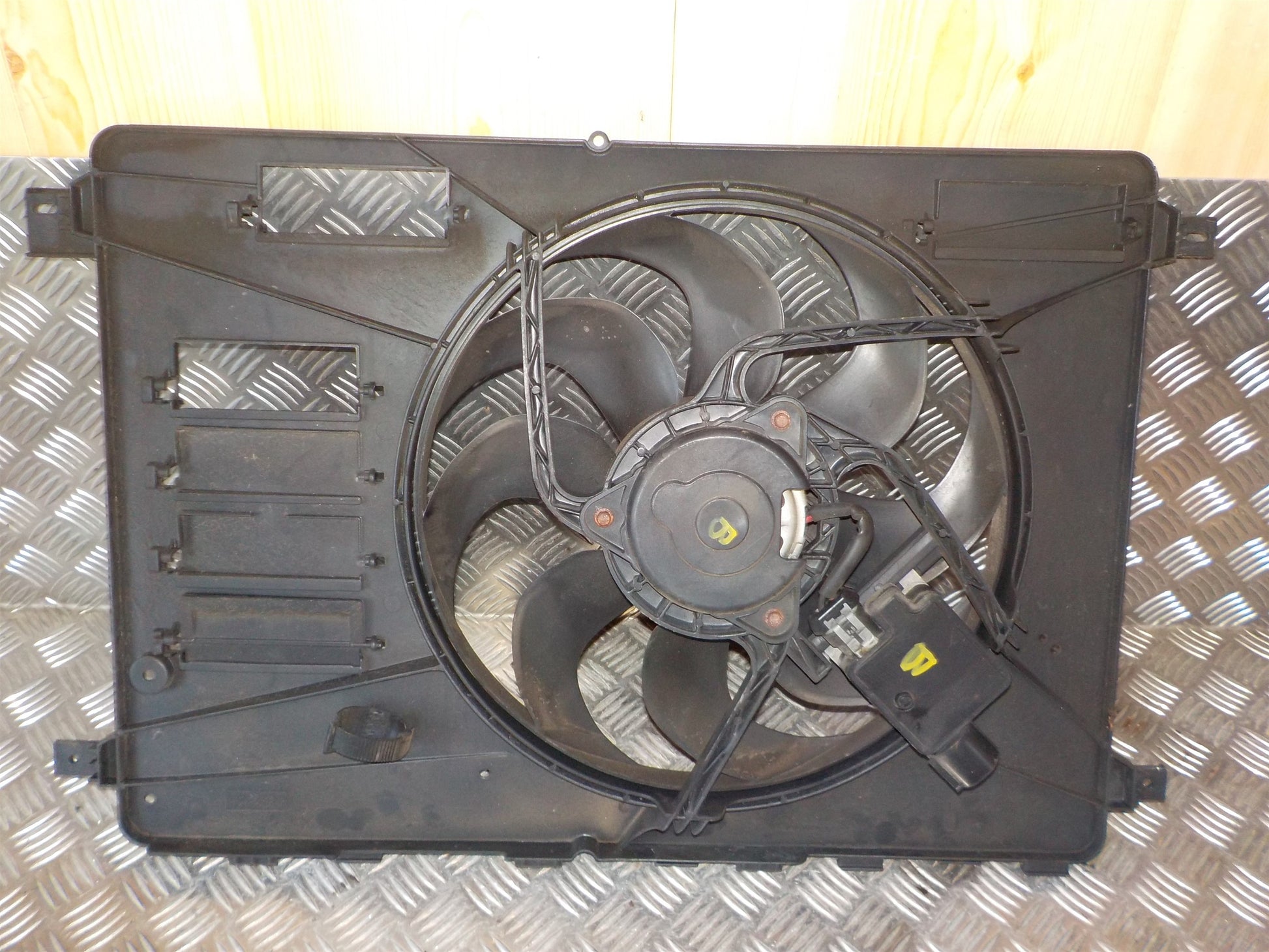 Ford Mondeo 4 Kølerblæser El Med OEM Nr. 1593900 Fra Ford Ophugger