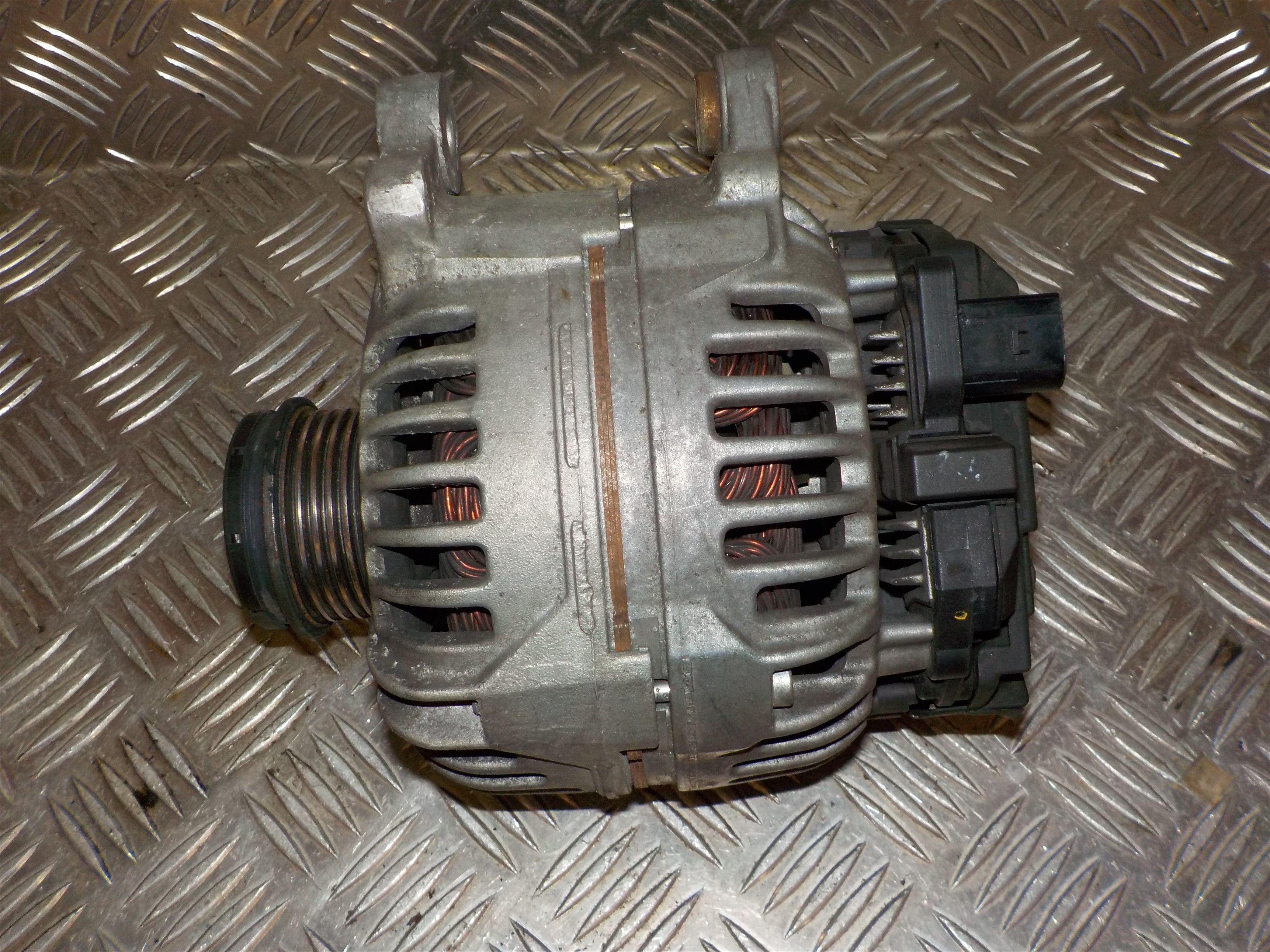 Audi A4 Generator Med OEM Nr. 06B903018CX Fra Audi Ophugger