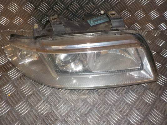 Audi A4 8D Forlygte Med OEM Nr. 8D0941030AK Fra Audi Ophugger