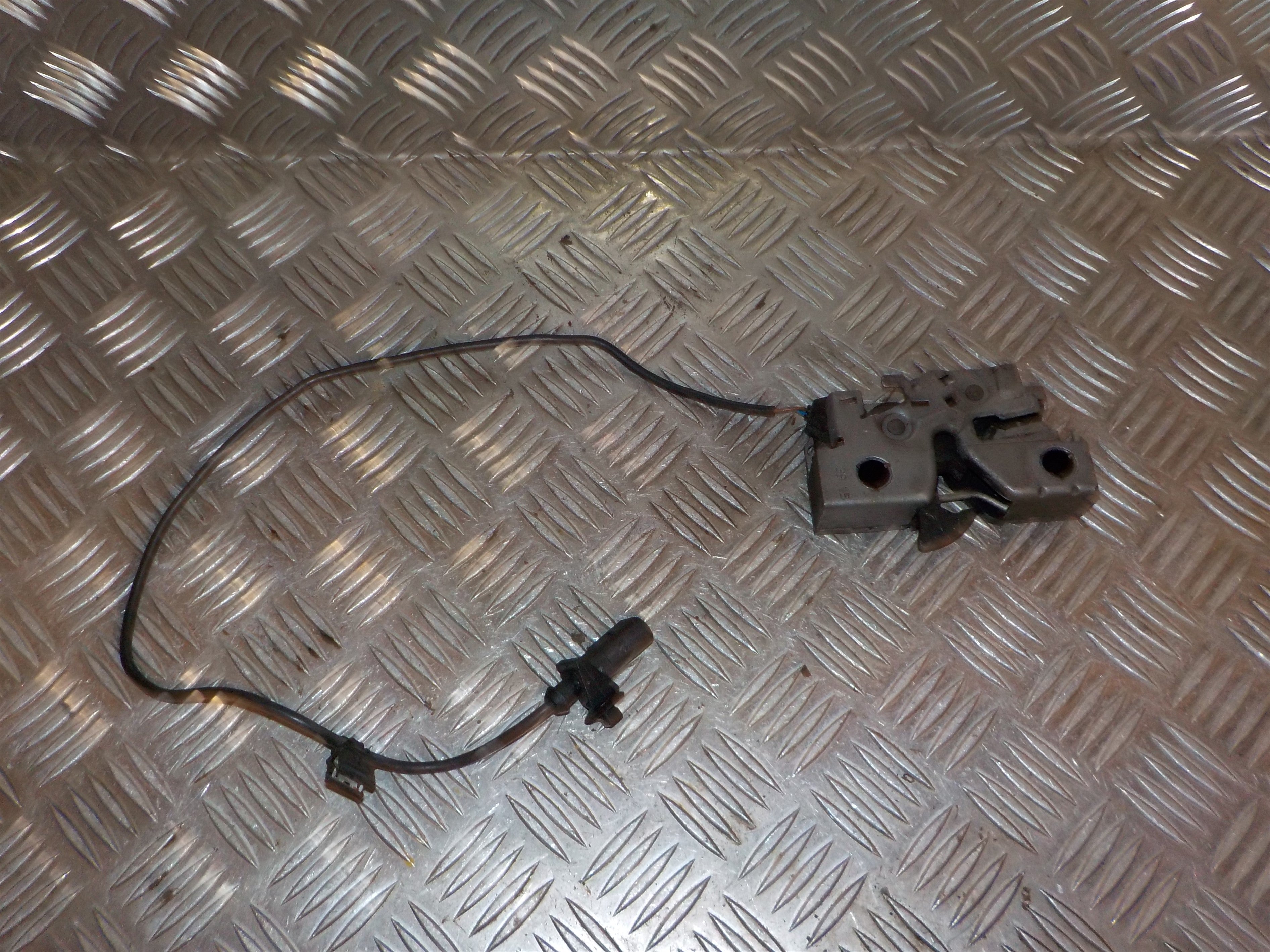 VW Up Hjelmlås Med OEM Nr. 1S0823509C Fra VW Ophugger