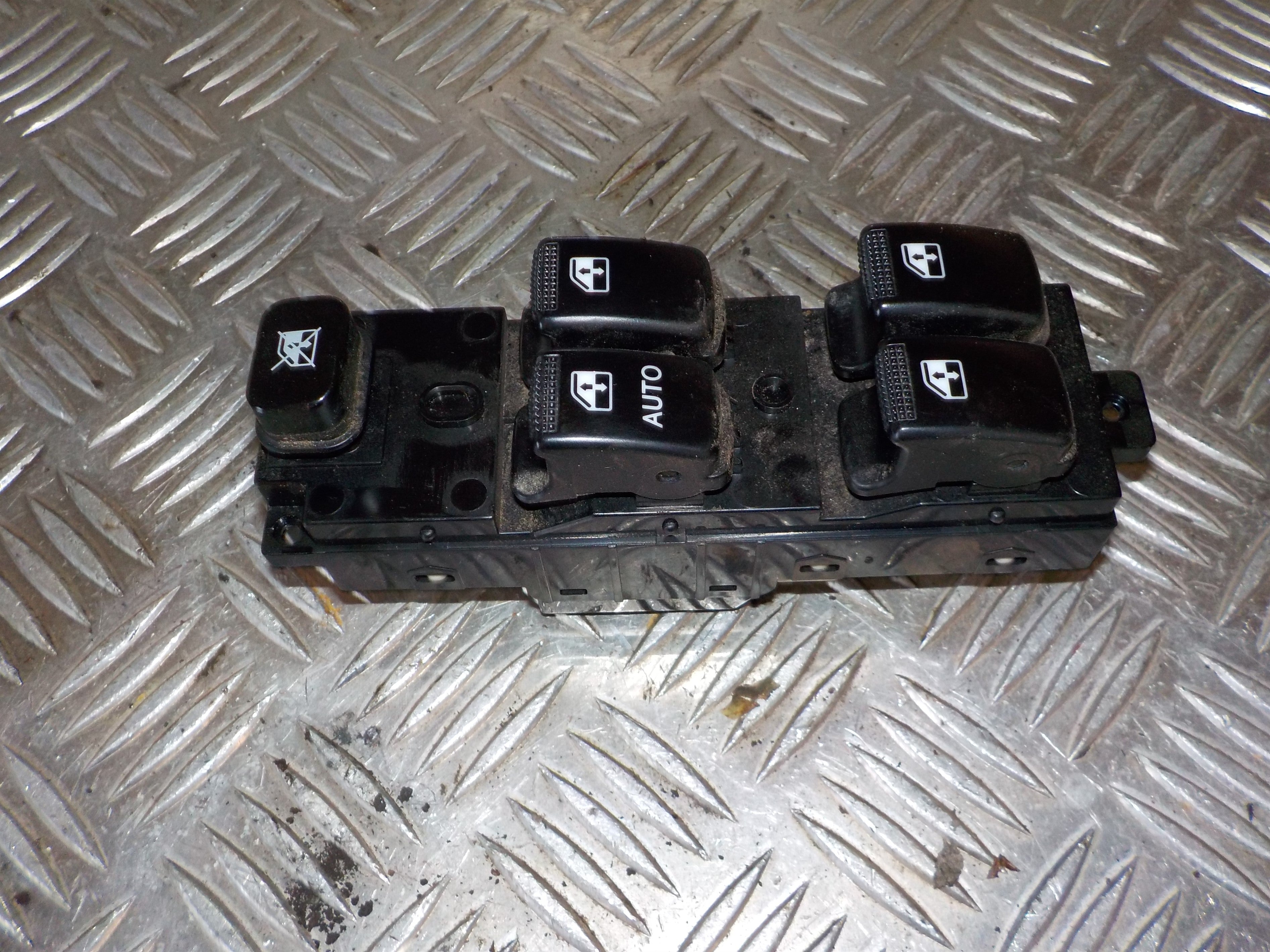 Kia Picanto Kontakt Rudehejs Med OEM Nr. 9357007200 Fra Kia Ophugger