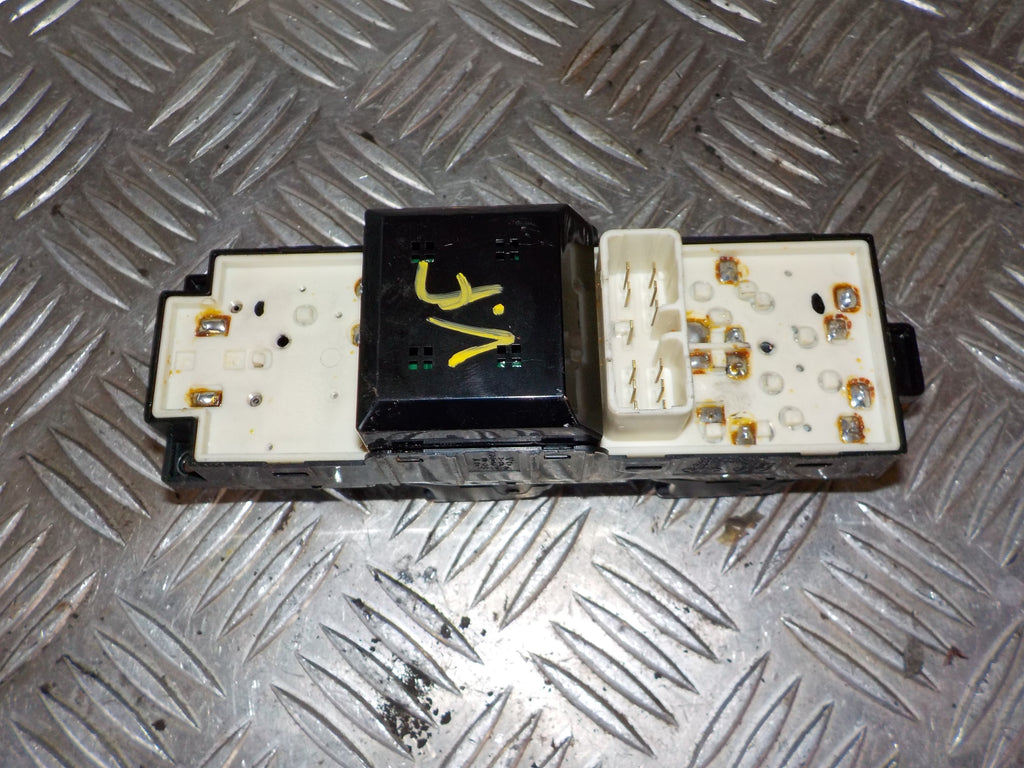 Kia Picanto Kontakt Rudehejs Med OEM Nr. 9357007200 Fra Kia Ophugger