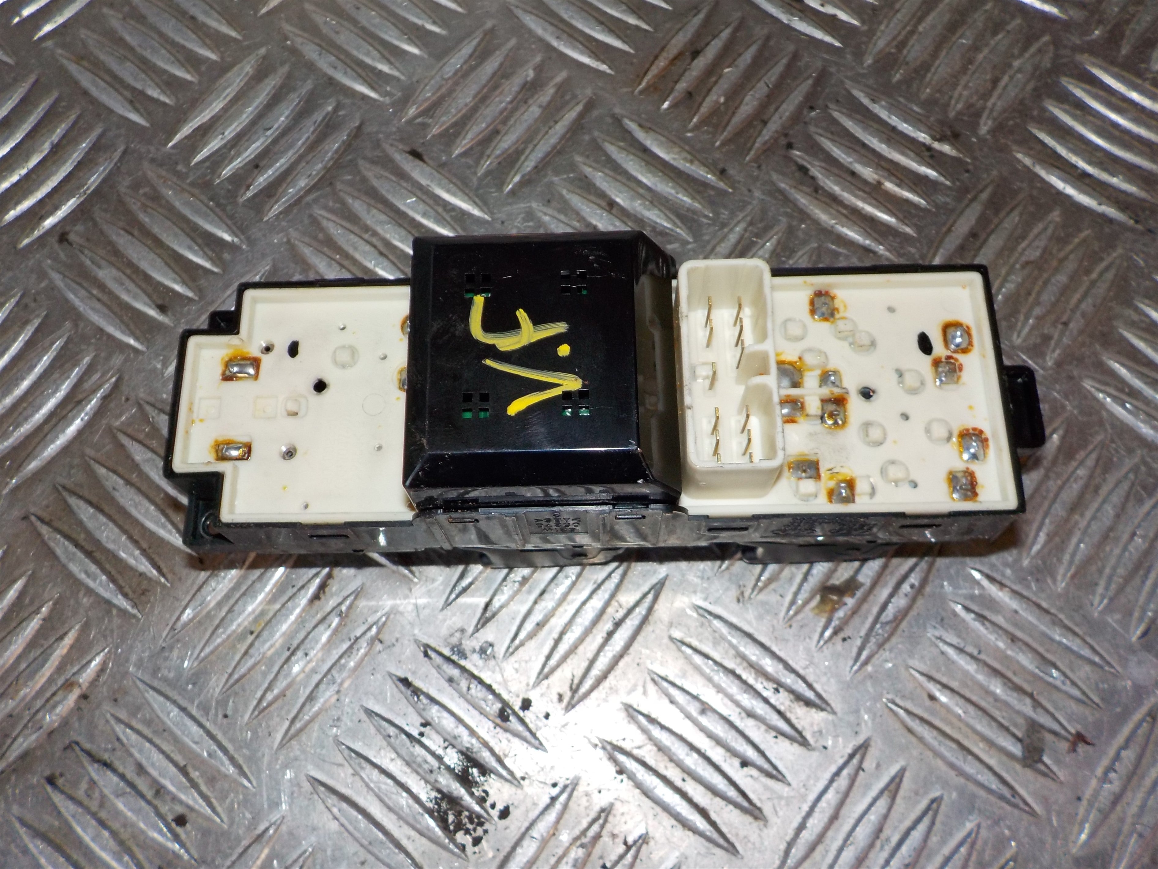 Kia Picanto Kontakt Rudehejs Med OEM Nr. 9357007200 Fra Kia Ophugger