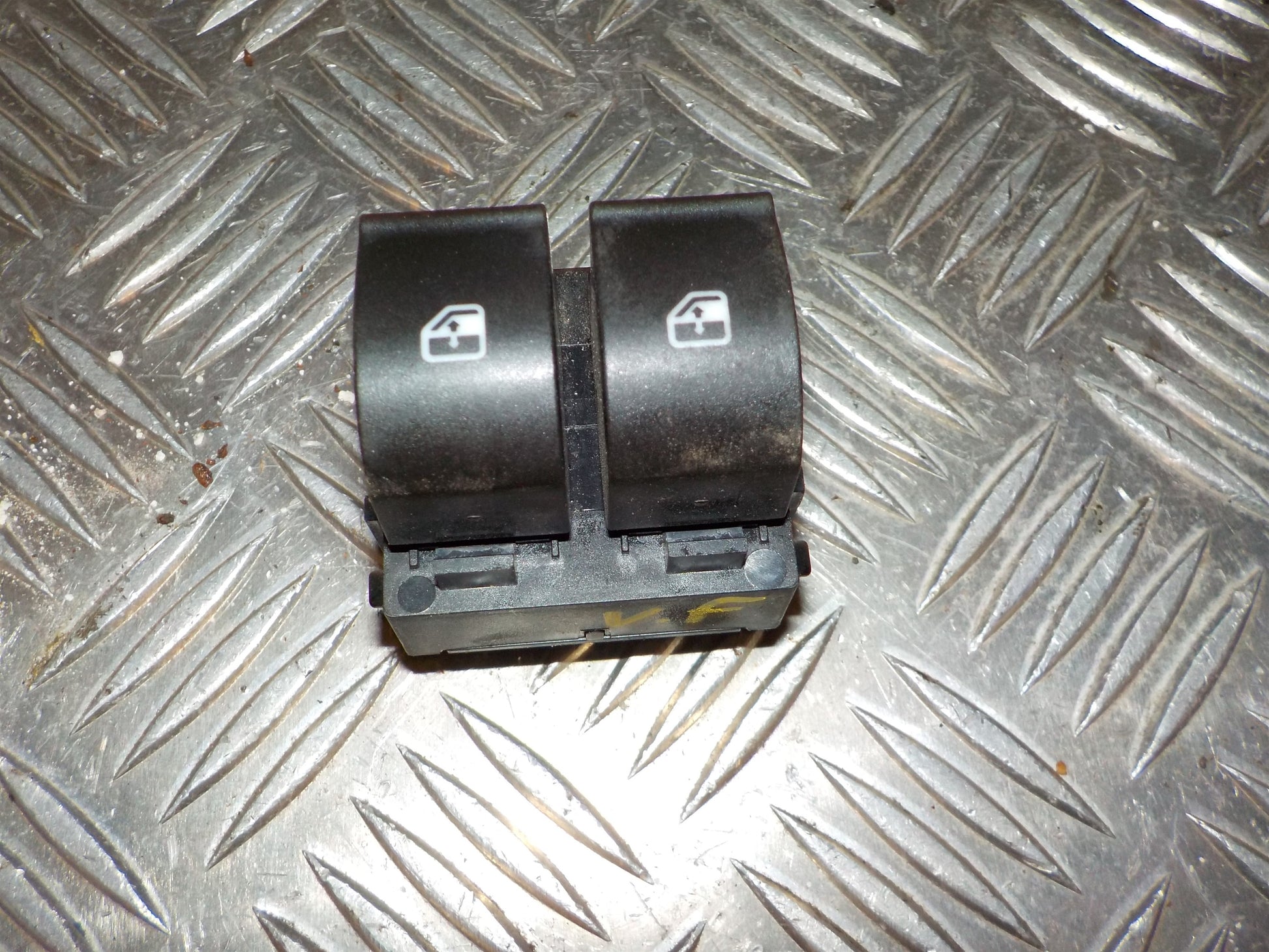 Fiat Punto Evo Kontakt Rudehejs Med OEM Nr. 735500050 Fra Fiat Ophugger