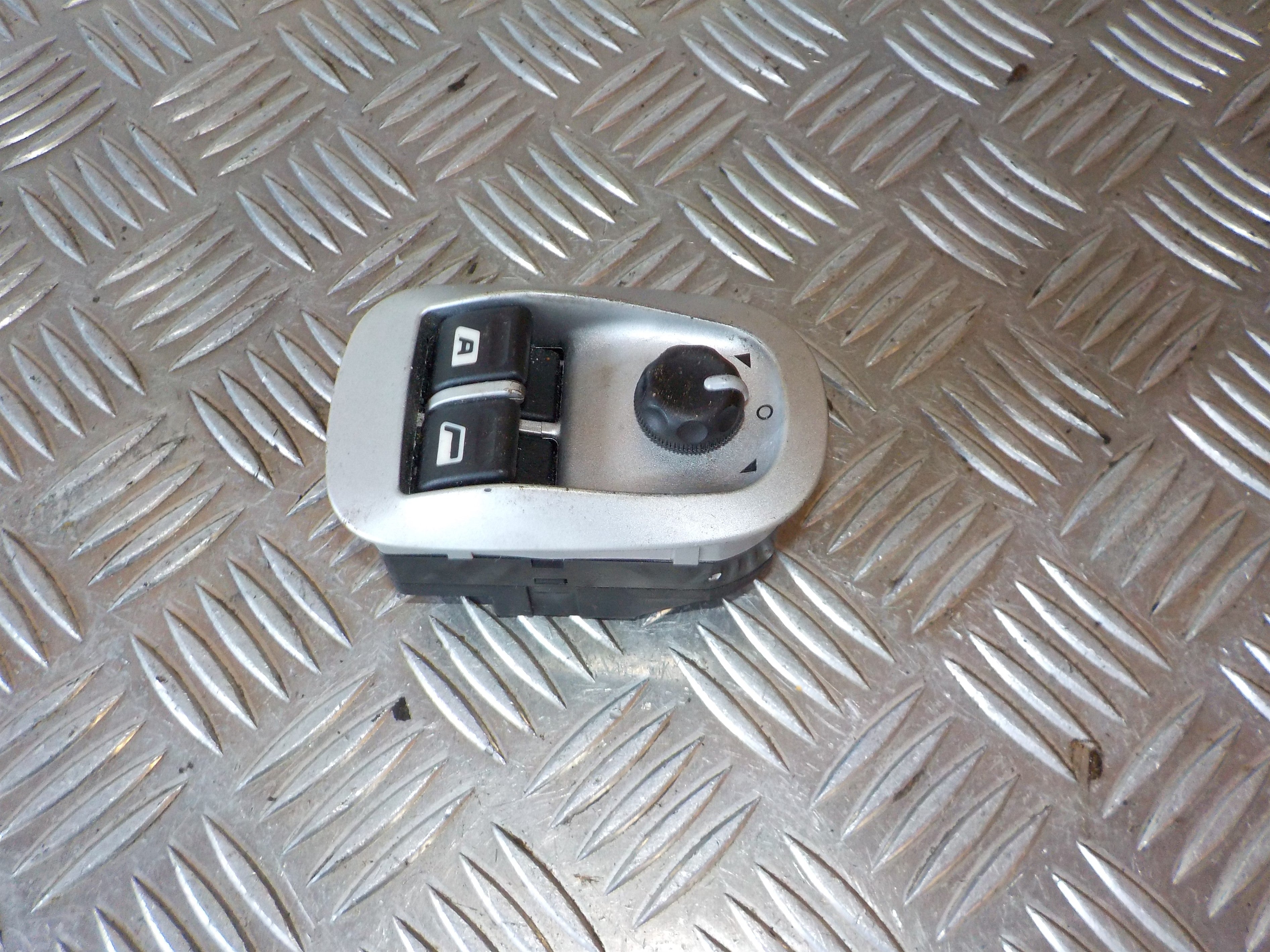 Peugeot 206+ Kontakt Rudehejs Med OEM Nr. 96316308XT Fra Peugeot Ophugger