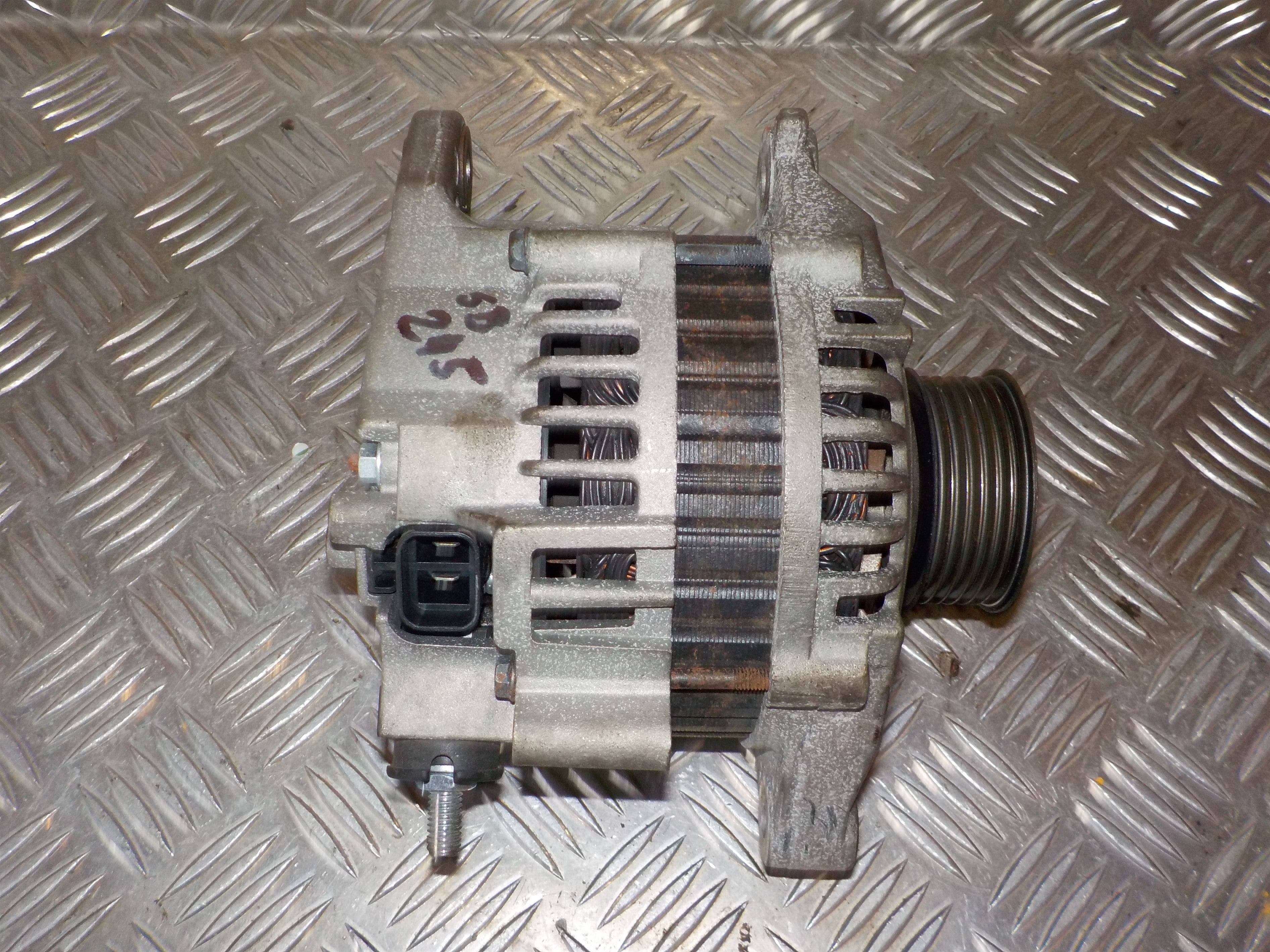 Nissan Primera P11 Generator Med OEM Nr. 0986045701 Fra Nissan Ophugger
