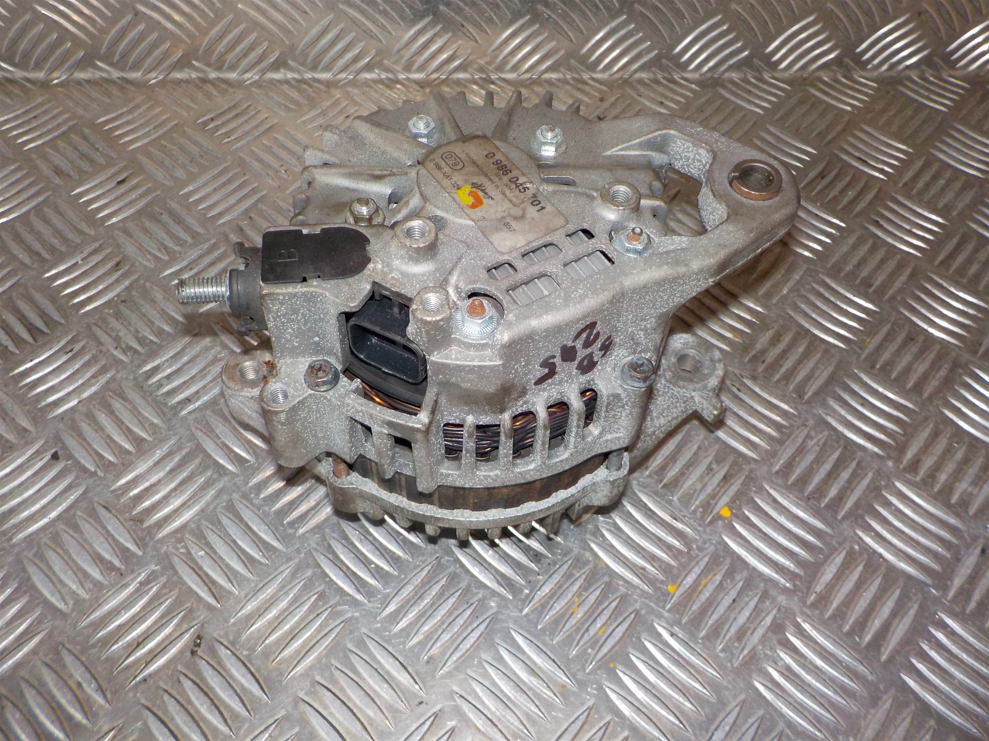 Nissan Primera P11 Generator Med OEM Nr. 0986045701 Fra Nissan Ophugger