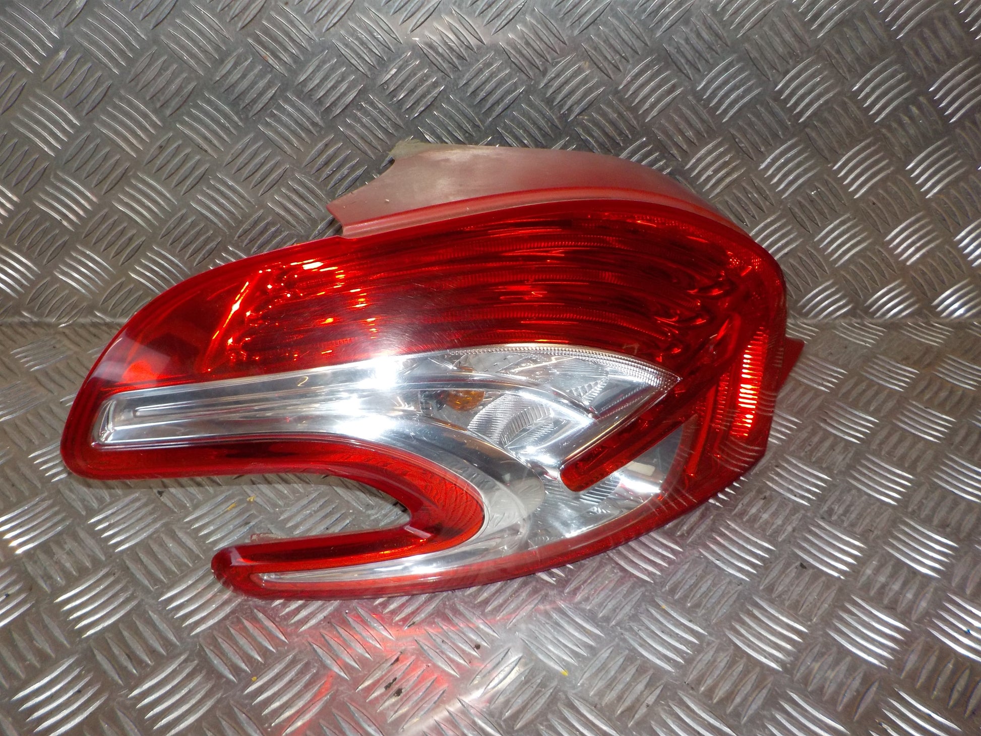 Peugeot 208 Baglygte Med OEM Nr. 9672628280 Fra Peugeot Ophugger