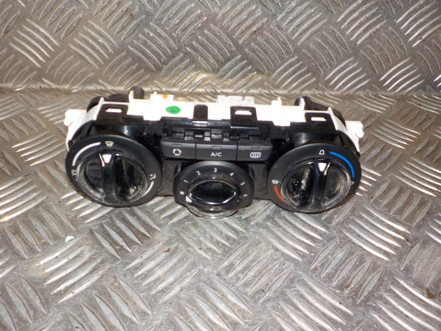 Peugeot 208 Varmeregulering Med OEM Nr. 96722483ZD Fra Peugeot Ophugger