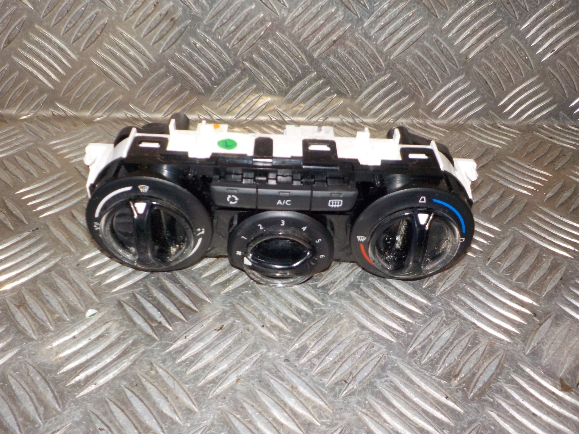 Peugeot 208 Varmeregulering Med OEM Nr. 96722483ZD Fra Peugeot Ophugger