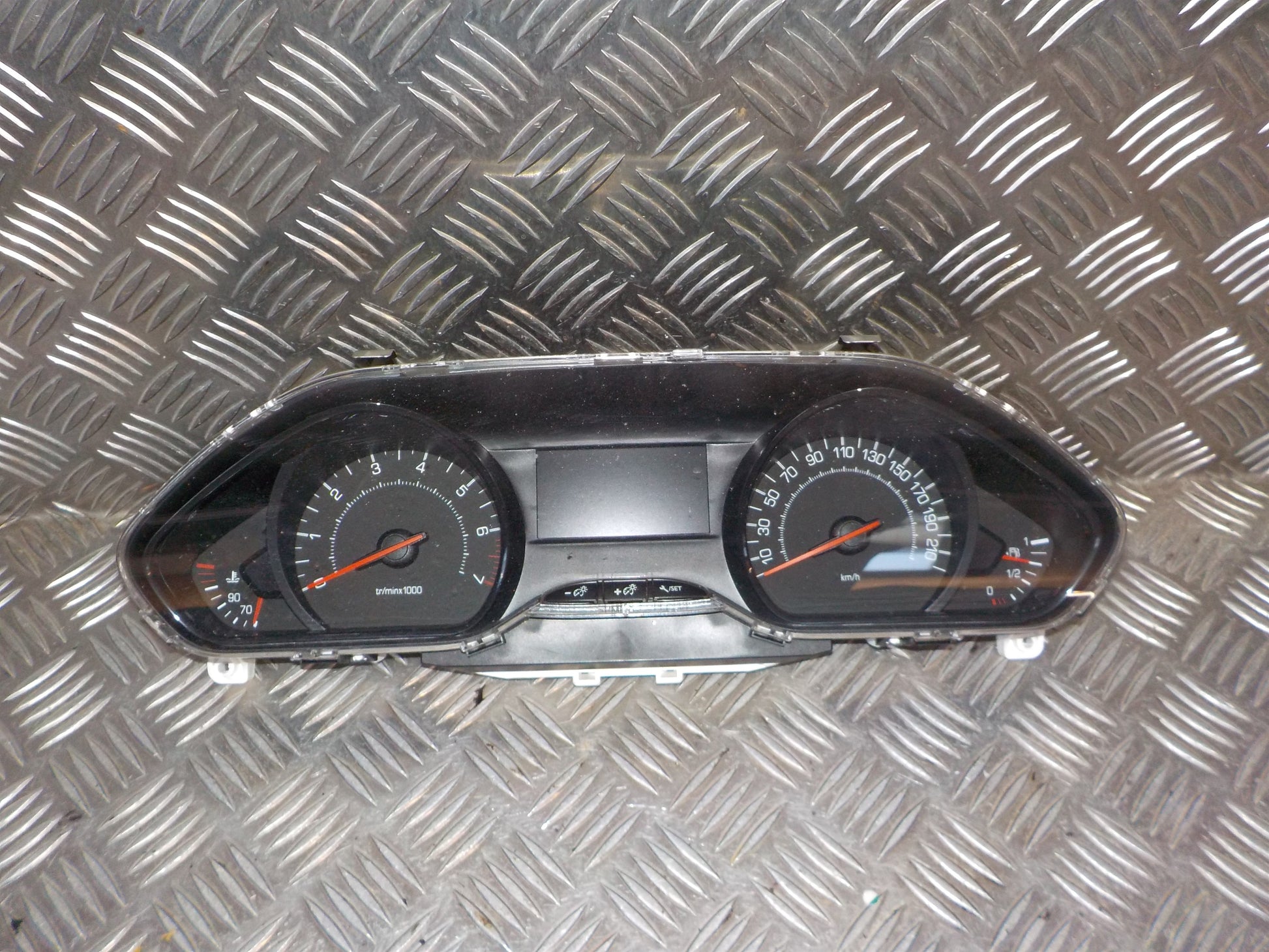 Peugeot 208 Speedometer - Instrument Med OEM Nr. 9825986180 Fra Peugeot Ophugger