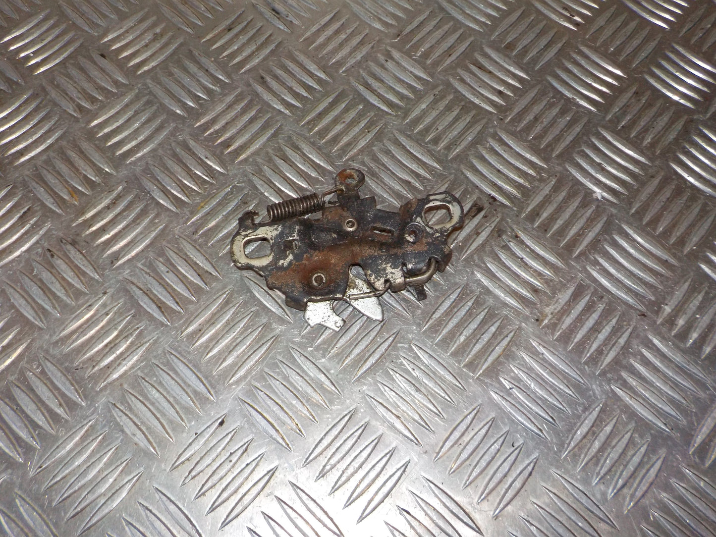 Peugeot 208 Hjelmlås Med OEM Nr. 9673285680 Fra Peugeot Ophugger