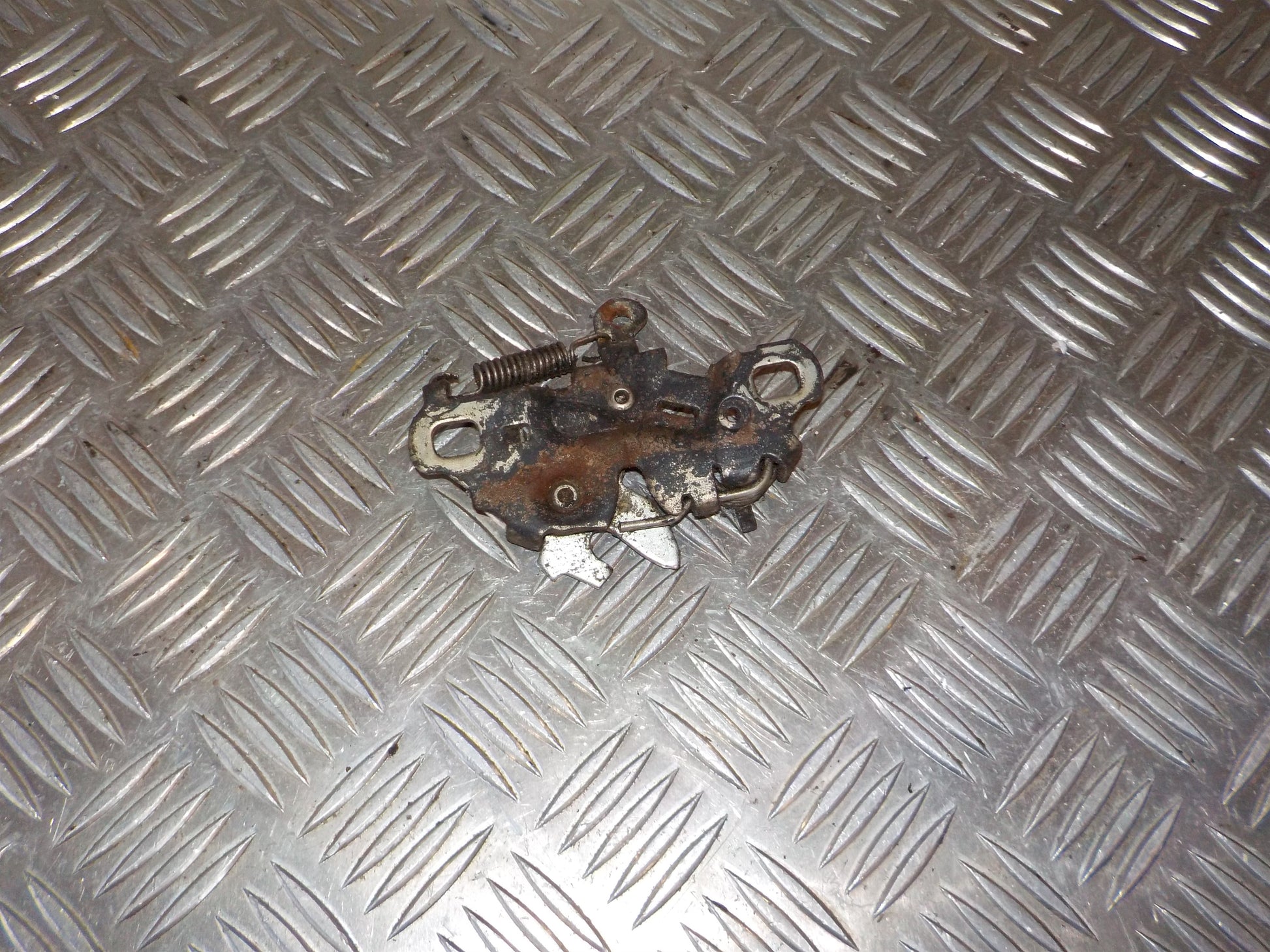 Peugeot 208 Hjelmlås Med OEM Nr. 9673285680 Fra Peugeot Ophugger