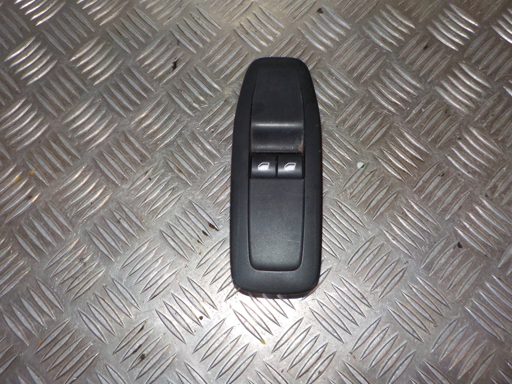 Peugeot 208 Kontakt Rudehejs Med OEM Nr. 96749245ZD Fra Peugeot Ophugger