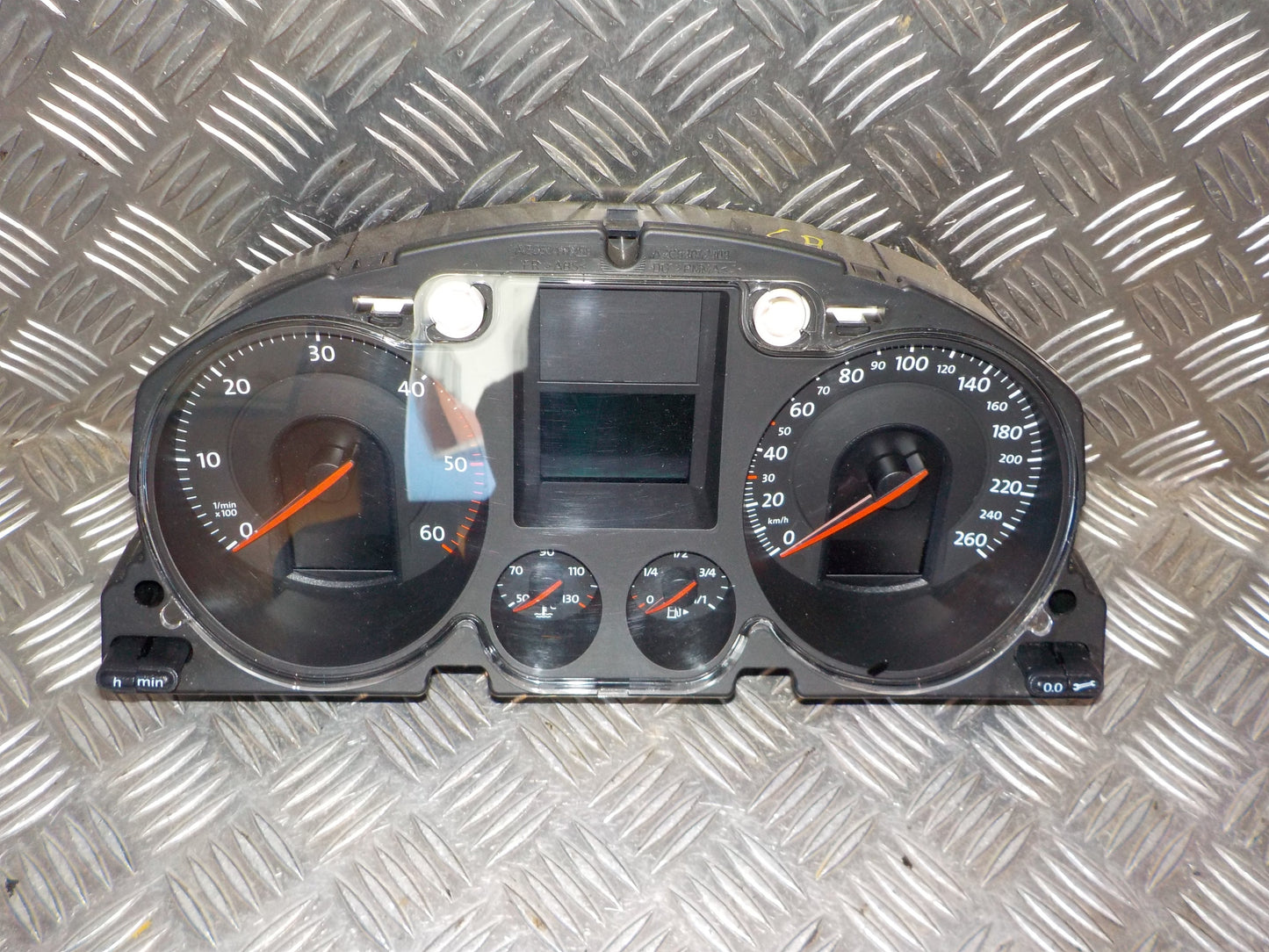 VW Passat 3C Speedometer - Instrument Med OEM Nr. 3C0920860N Fra VW Ophugger
